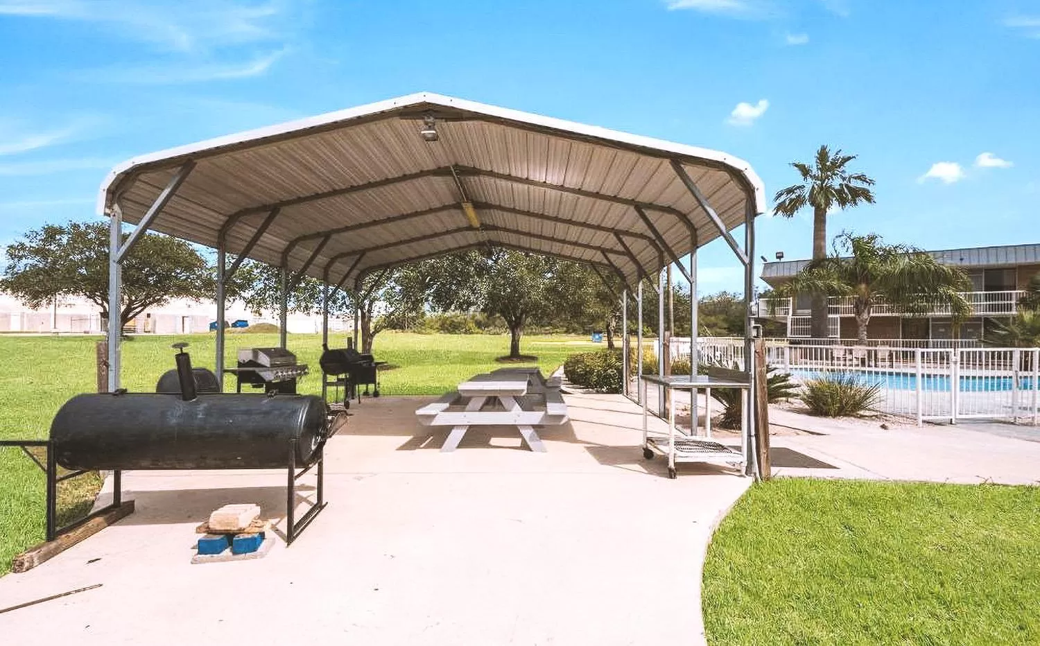 Property building in Sky Palace Inn & Suites By Jasper Beeville