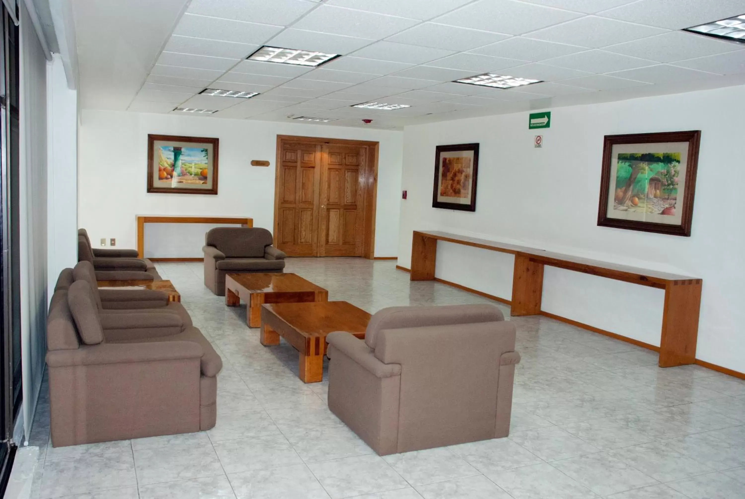 Lounge or bar, Lobby/Reception in Hotel & Suites PF