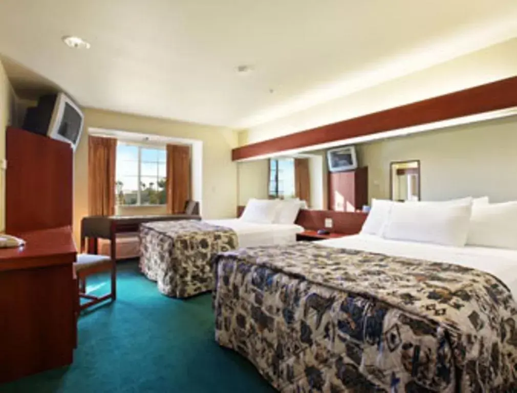 Photo of the whole room, Bed in Microtel Inn & Suites by Wyndham Wellton
