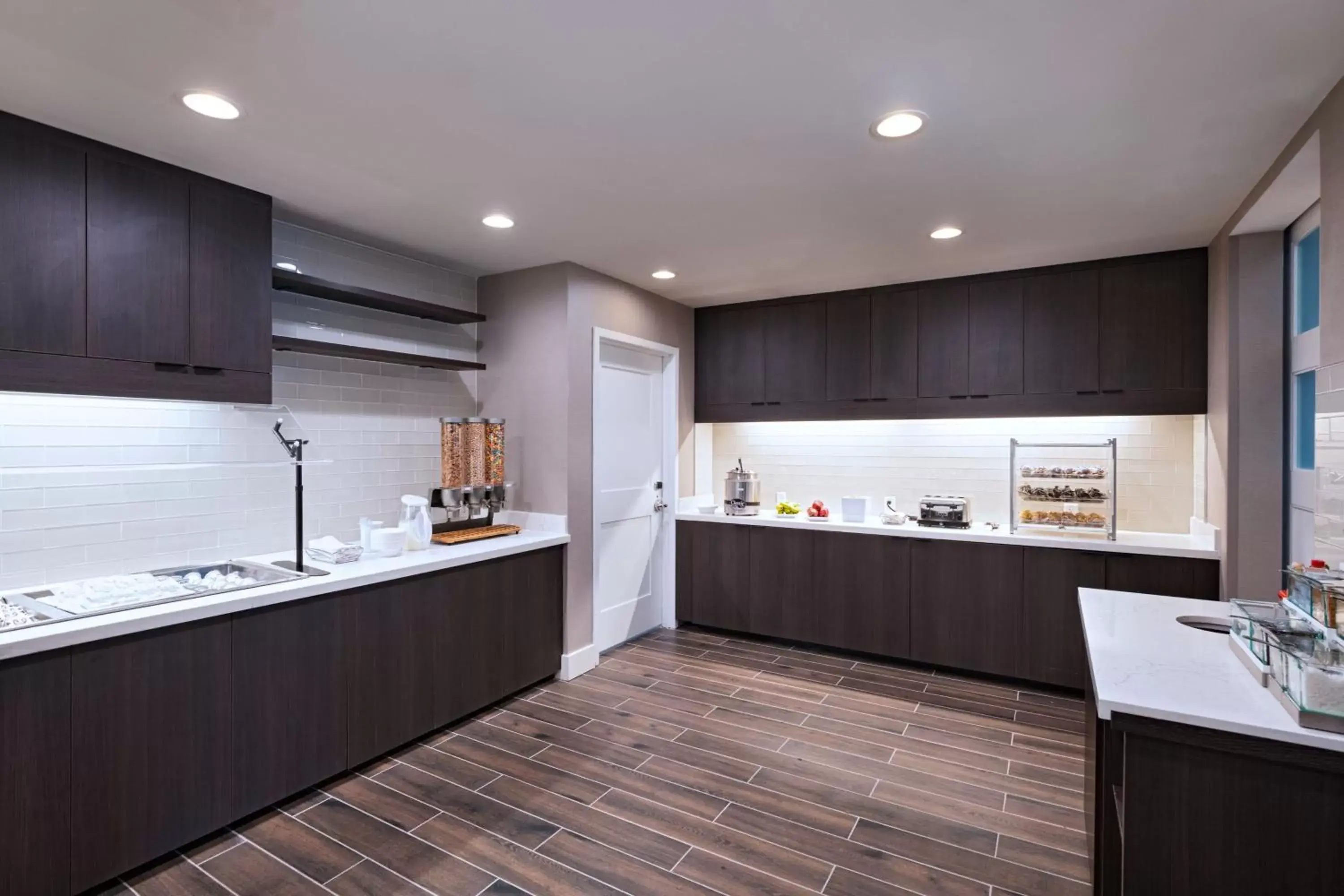 Breakfast, Kitchen/Kitchenette in Residence Inn New Brunswick Tower Center Blvd.