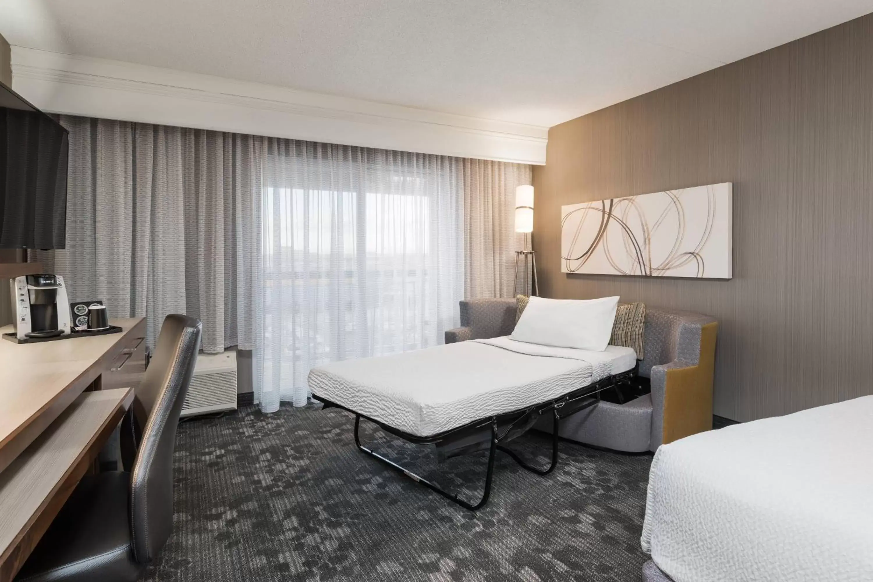 Photo of the whole room, Bed in Courtyard by Marriott Toronto Vaughan
