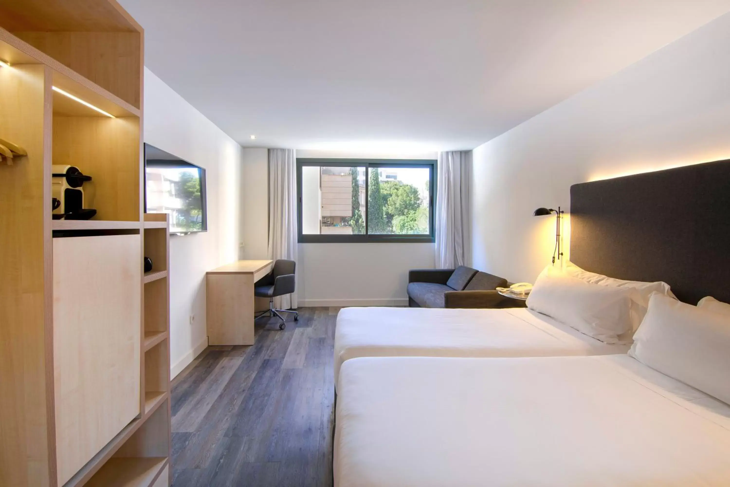 Photo of the whole room, Bed in INNSiDE by Meliá Palma Center