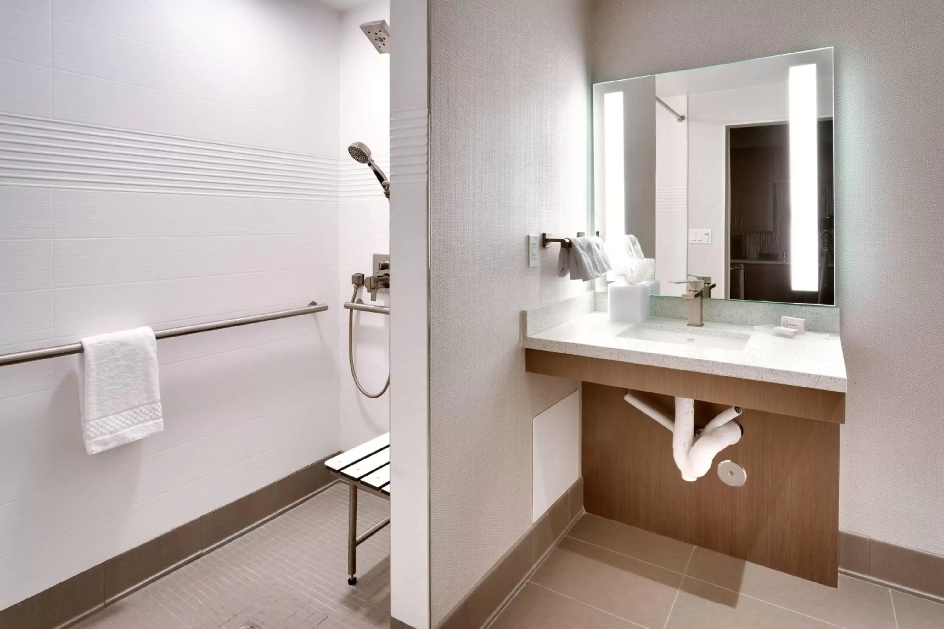 Bathroom in TownePlace Suites by Marriott Los Angeles LAX/Hawthorne