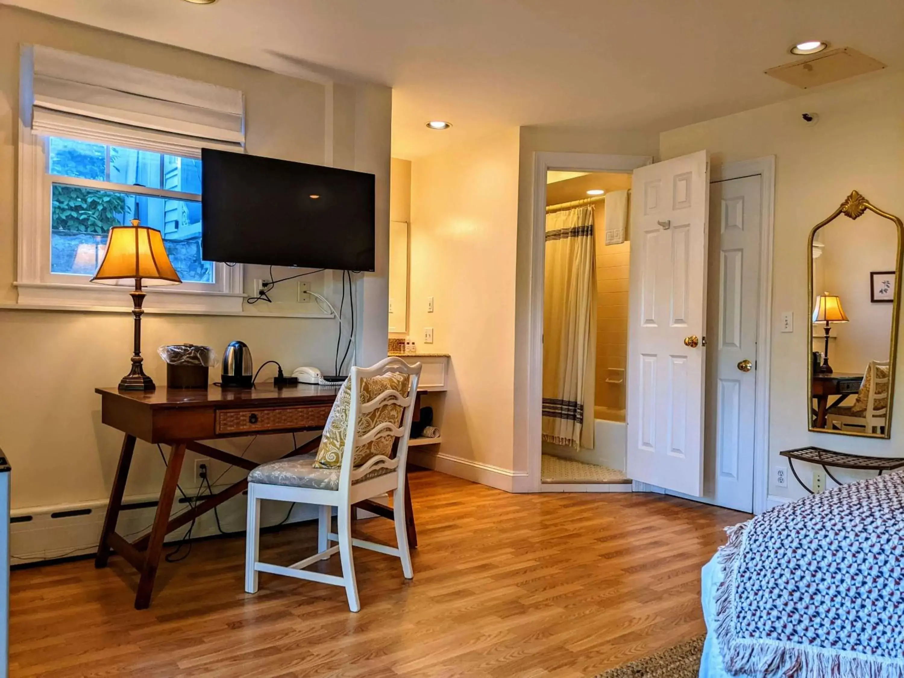 Bedroom, TV/Entertainment Center in Stanton House Inn