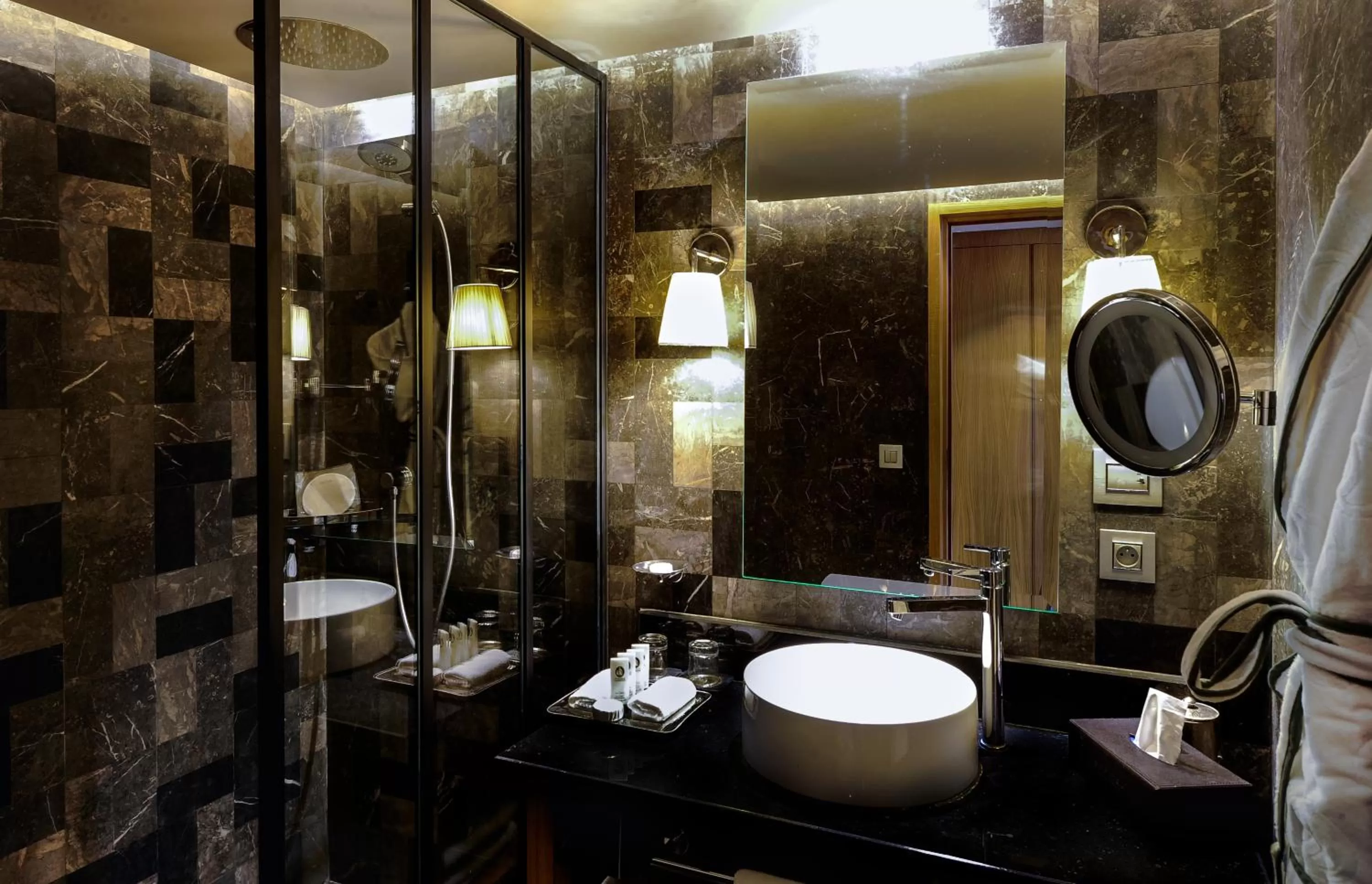 Shower in Sofitel Marrakech Lounge and Spa