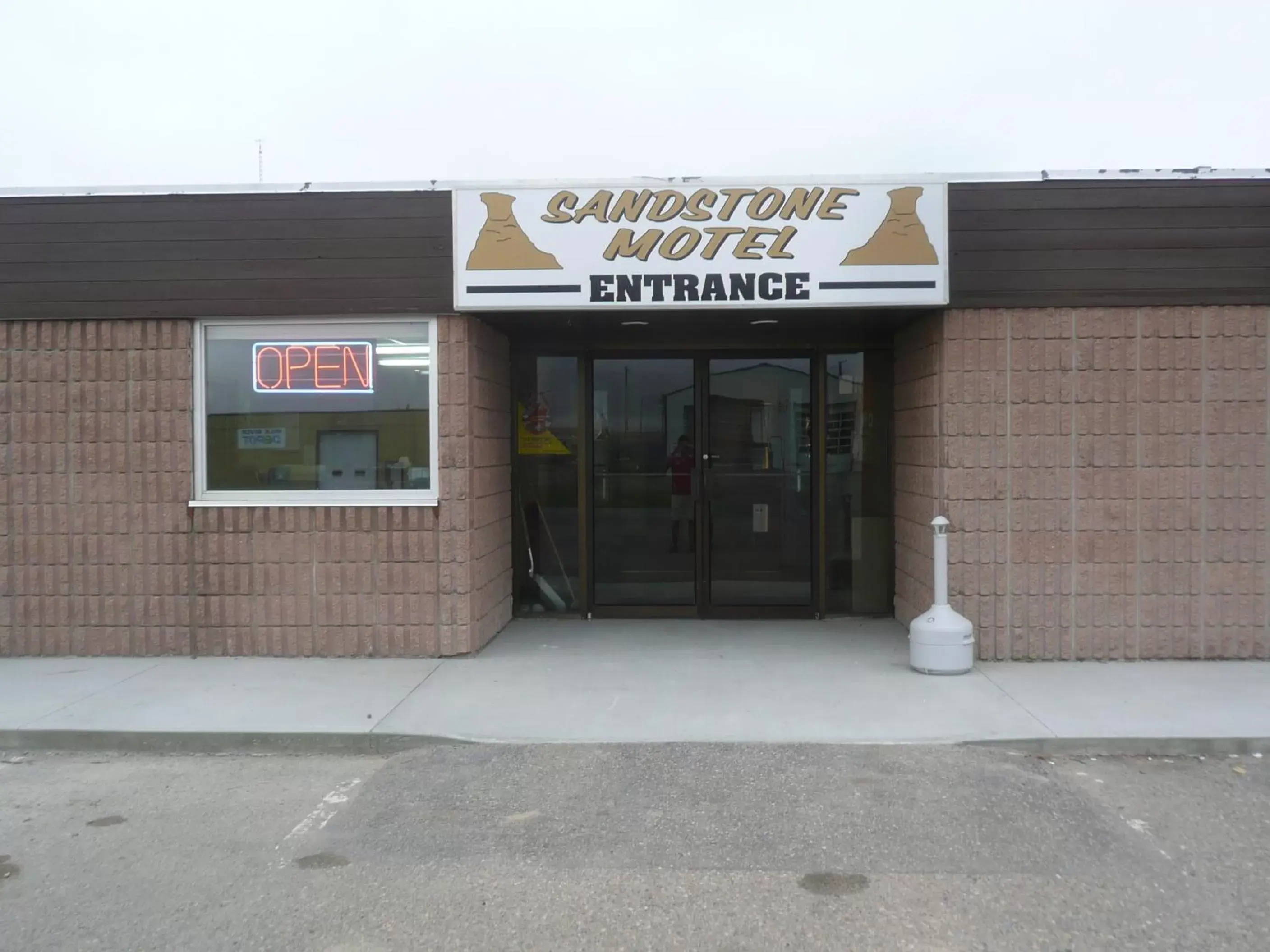 Facade/entrance in Sandstone Motel