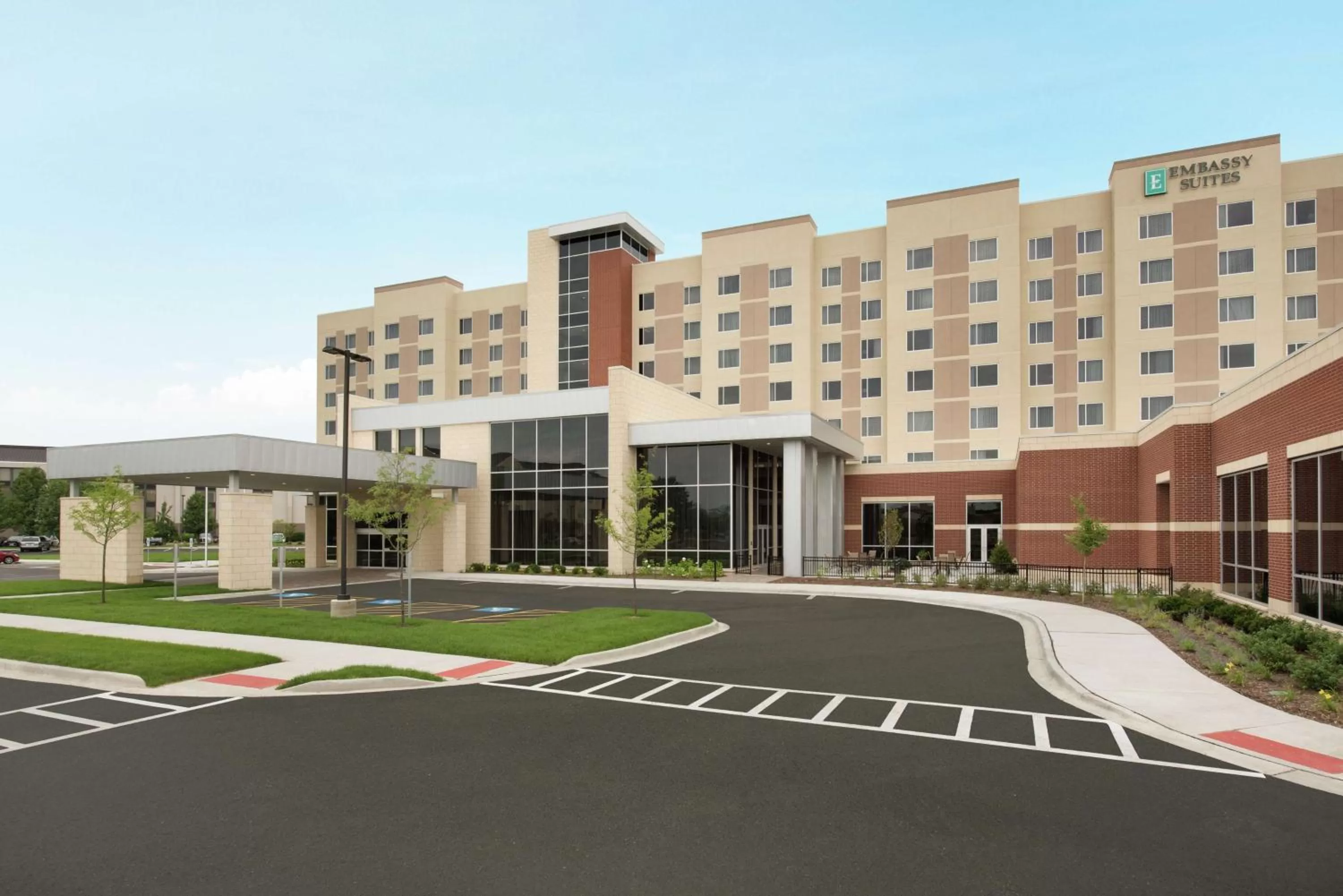 Property building in Embassy Suites by Hilton Chicago Naperville