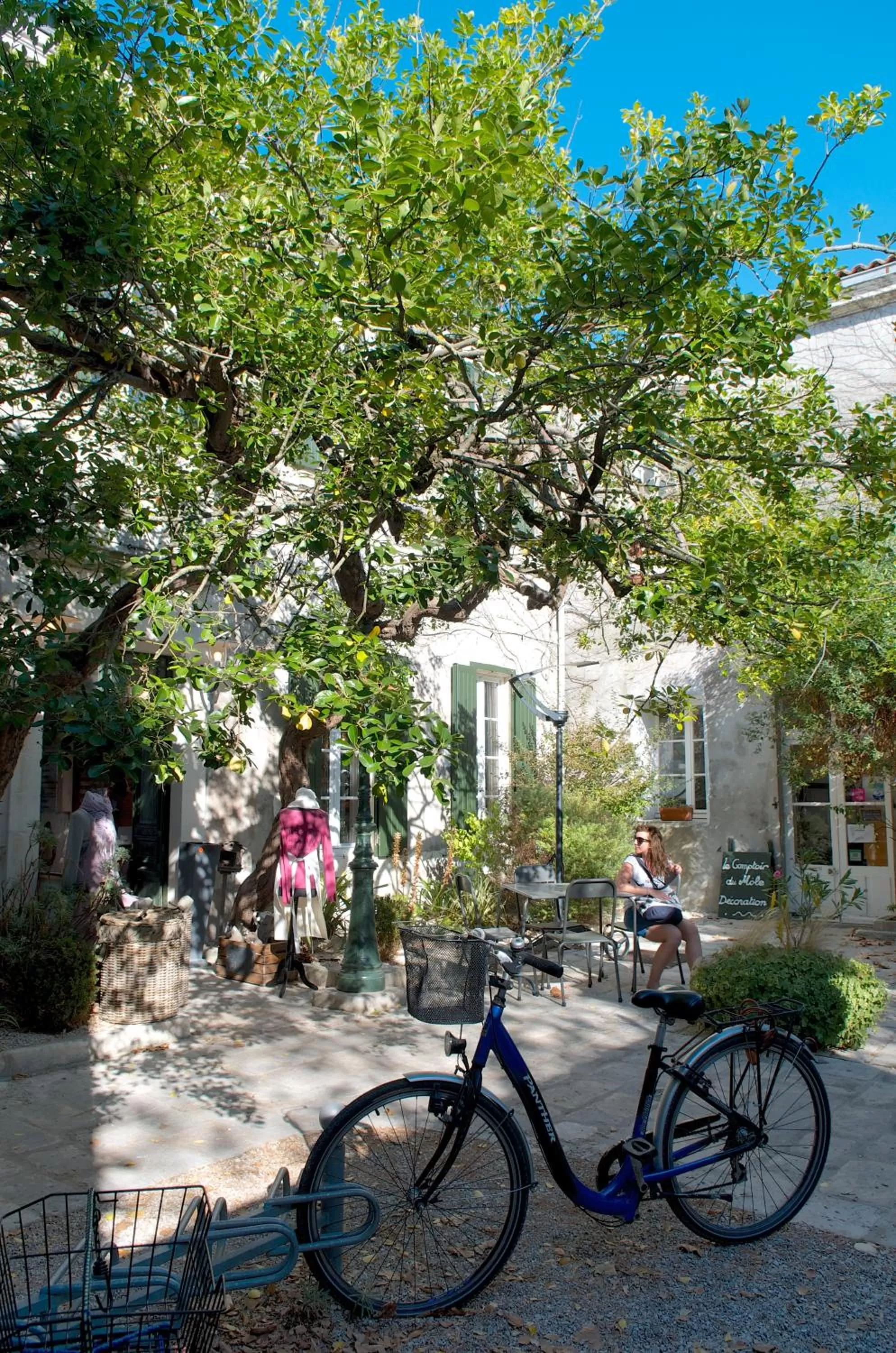 Patio in Le Mole (Appartements et Chambres)