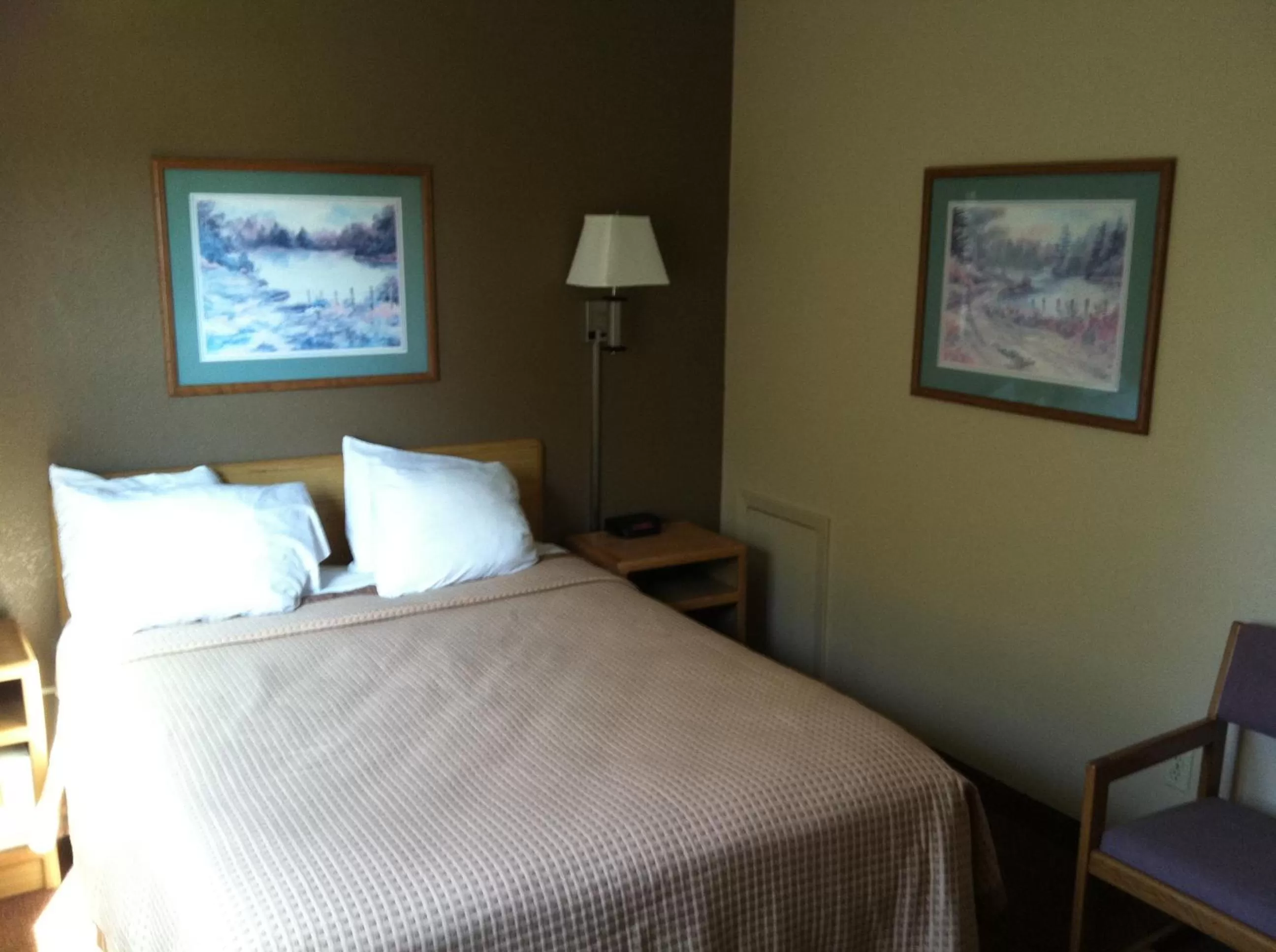 Bed in Days Inn by Wyndham Worthington