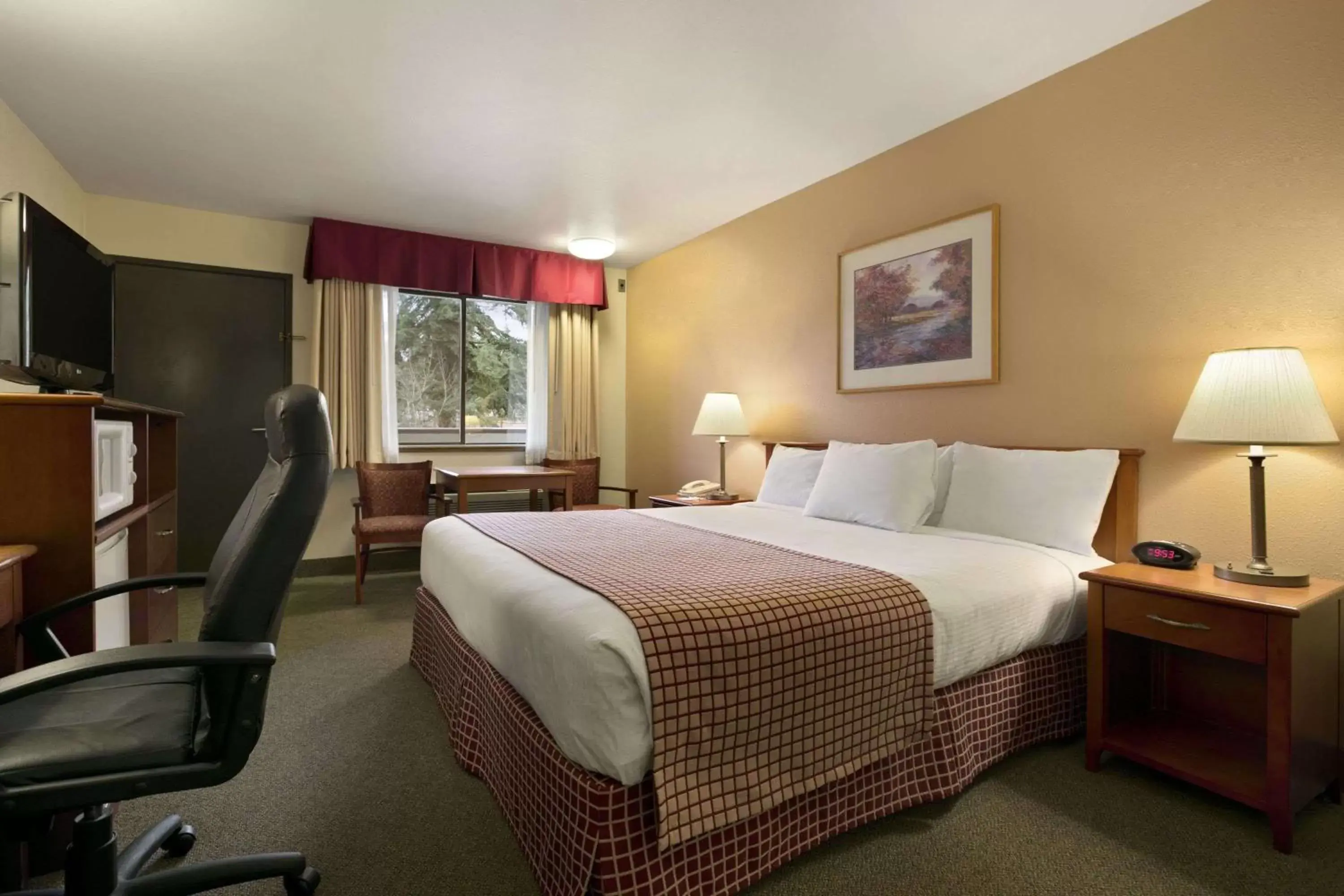 Photo of the whole room, Bed in Baymont by Wyndham Seattle/Kirkland WA