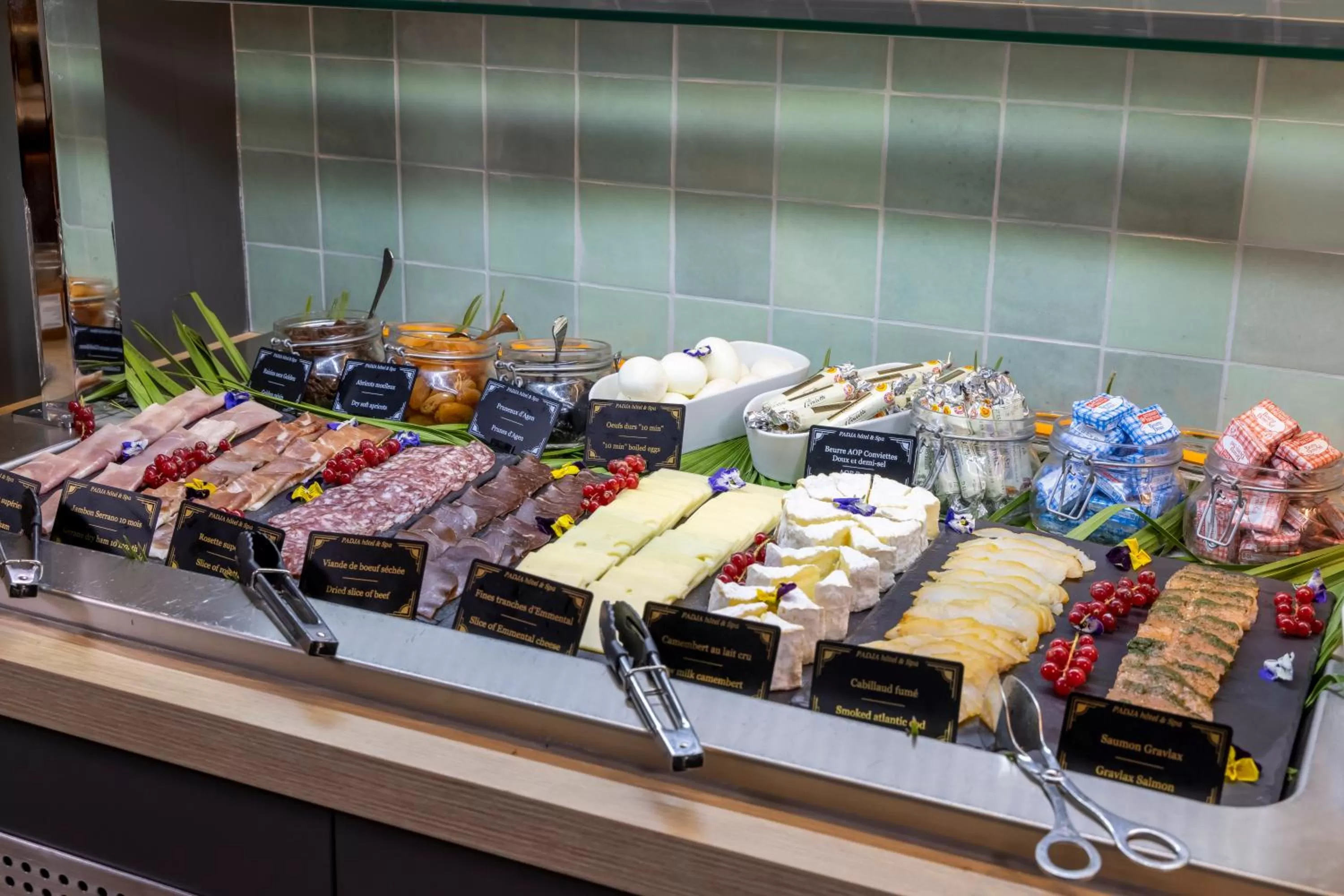 Buffet breakfast in PADJA Hôtel & Spa Vannes