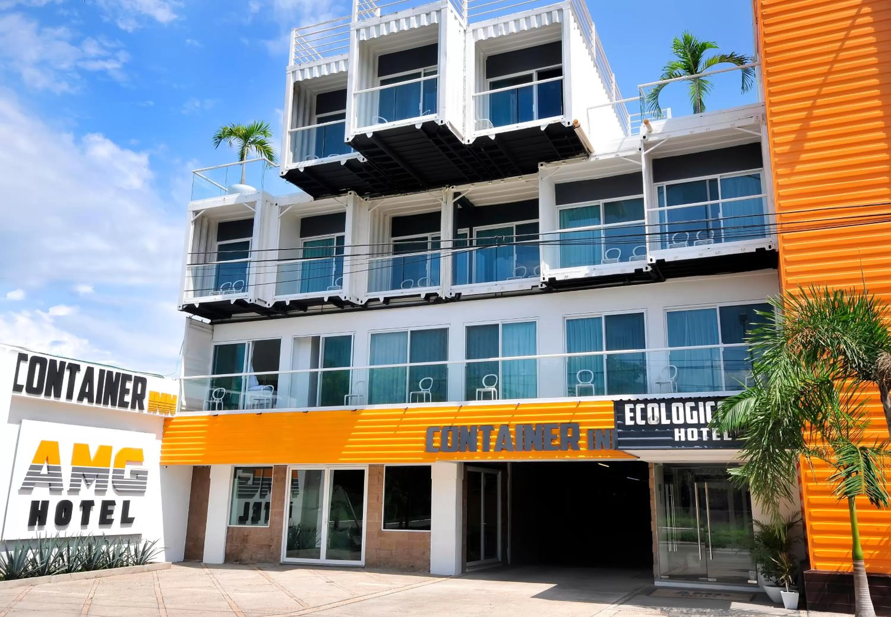 Facade/entrance in Container Inn Hotel Aeropuerto