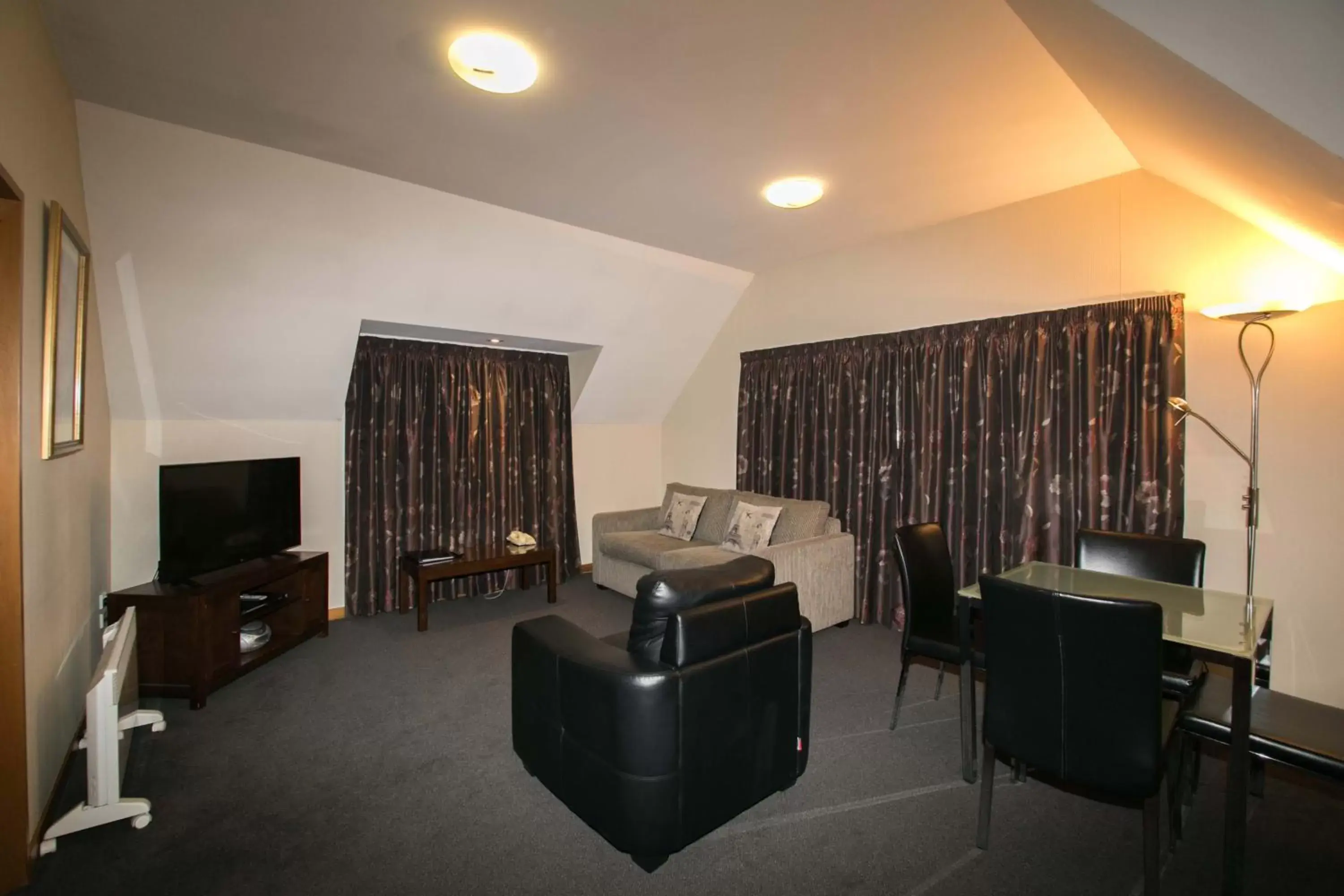 Living room, Seating Area in Allan Court Motel