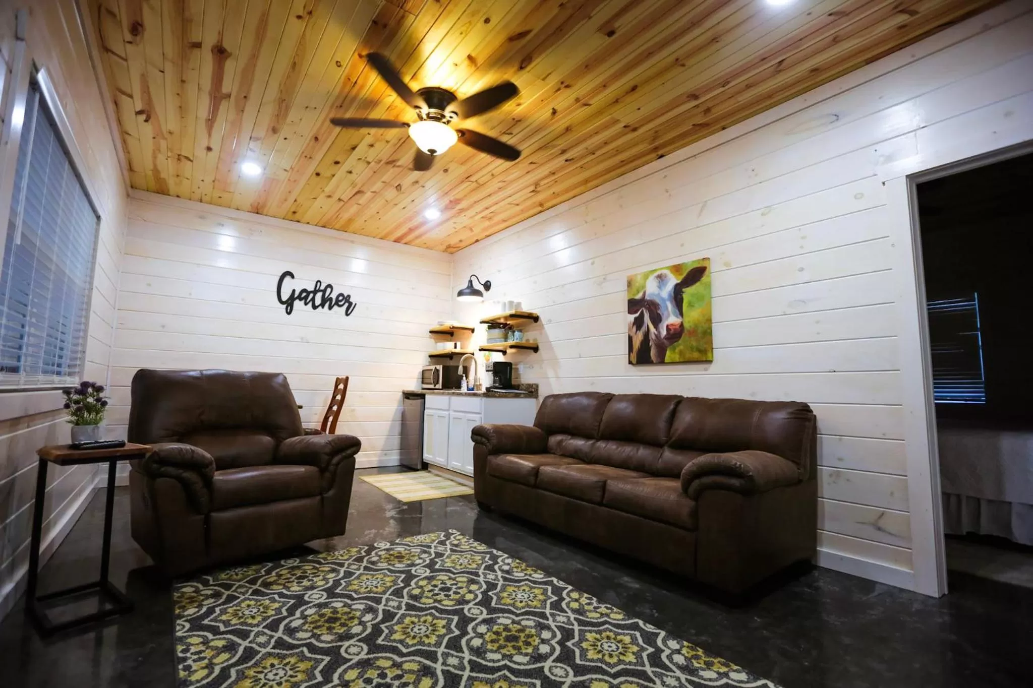 Kitchen or kitchenette, Seating Area in Knotty Squirrel Cabins