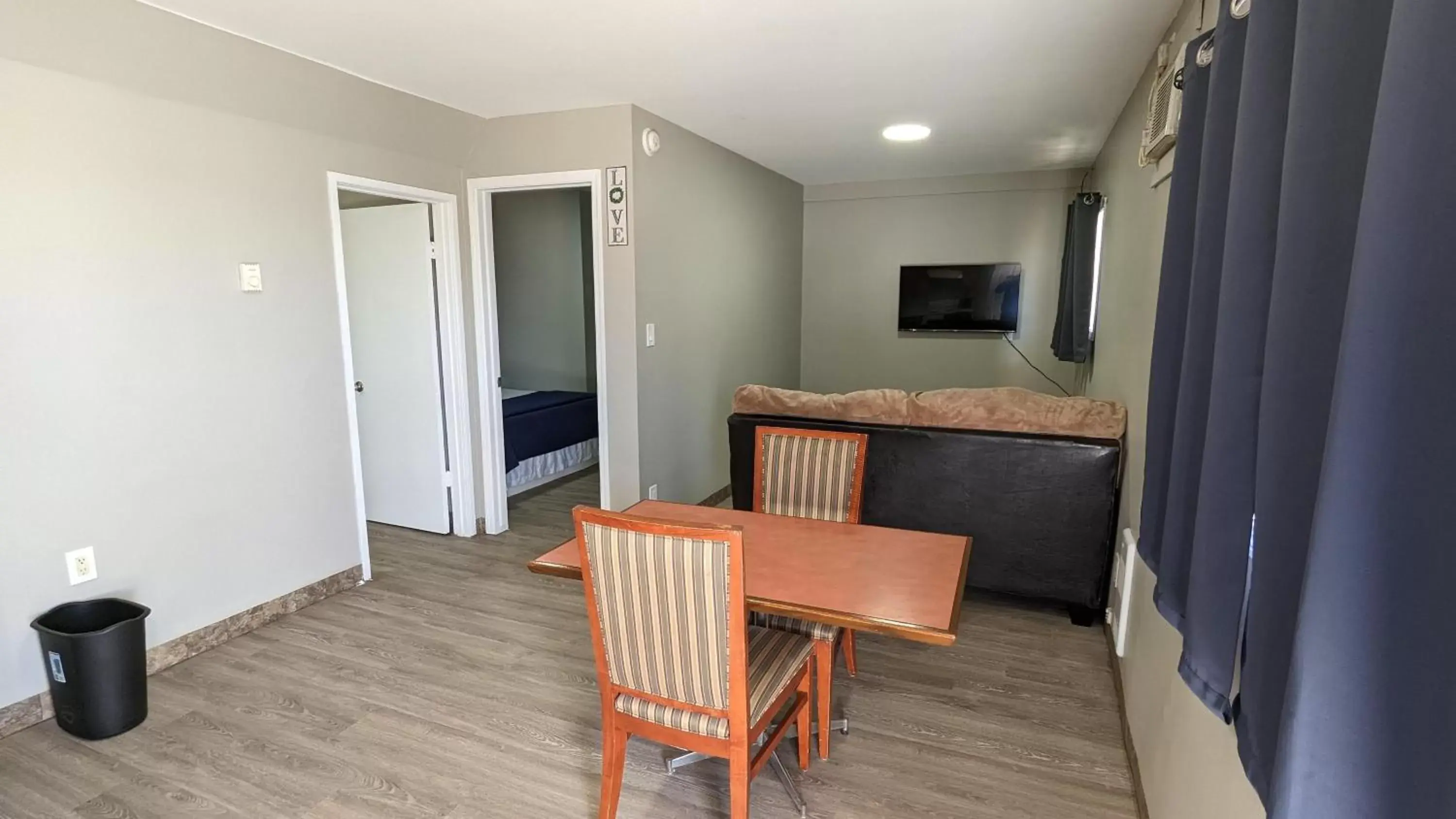 Dining Area in Riverside Motel