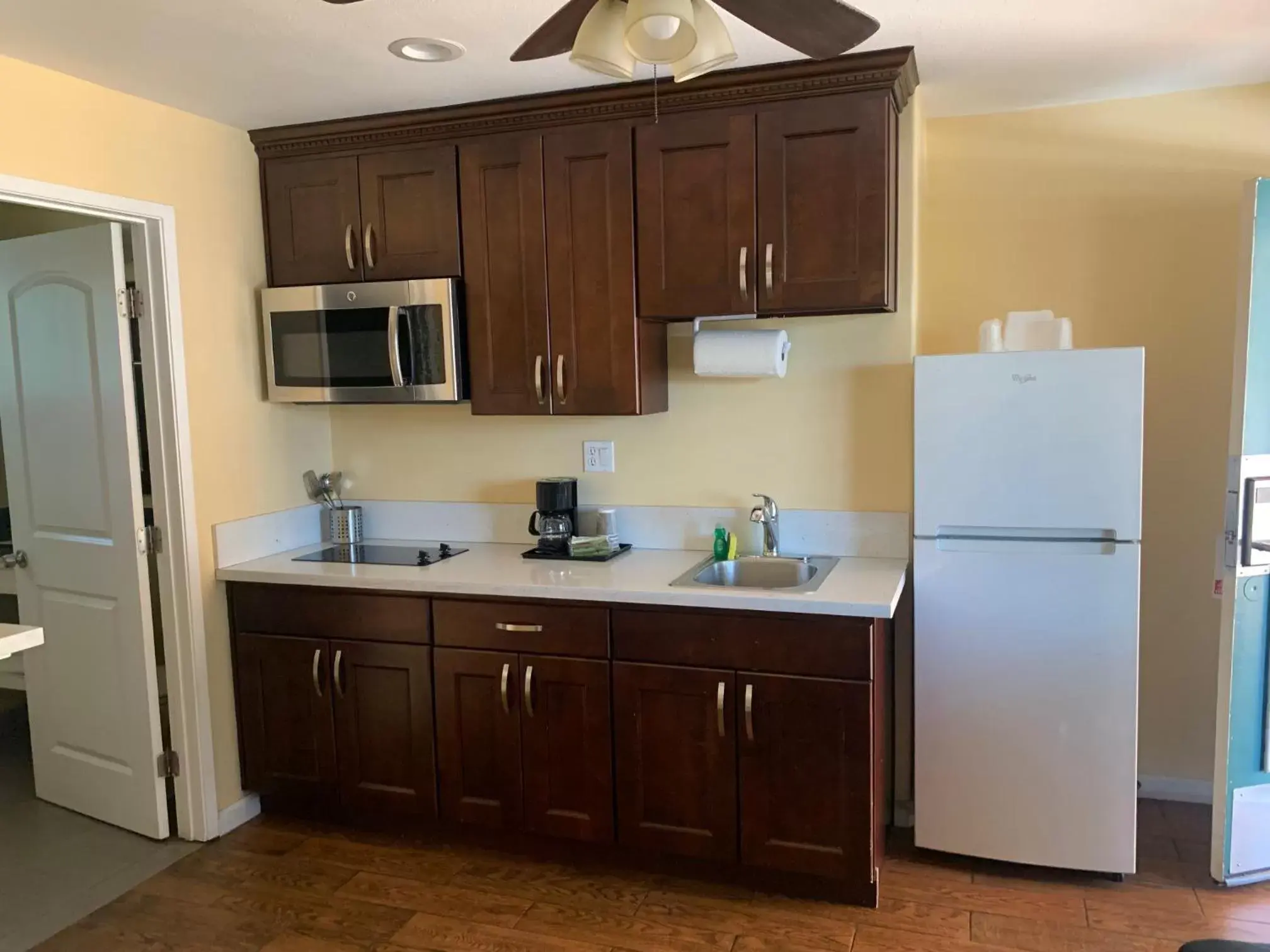 Kitchen or kitchenette, Kitchen/Kitchenette in Oasis Inn and Suites