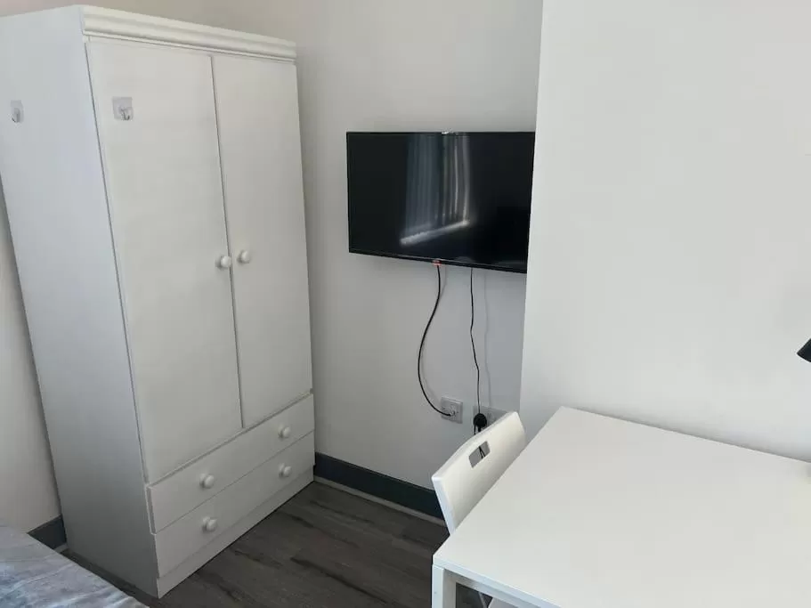 Communal lounge/ TV room in Newly refurbished studio, great location 8 studios