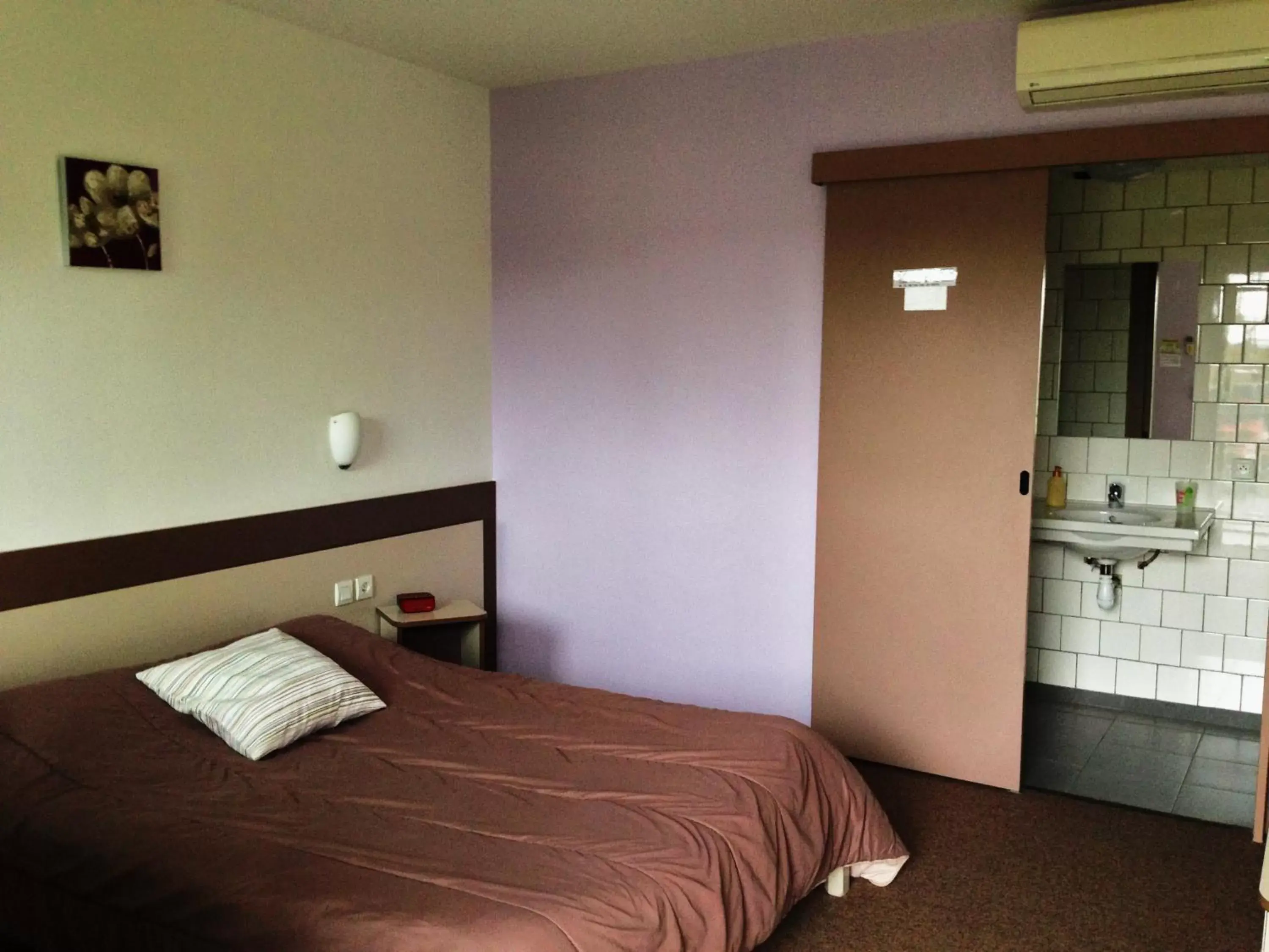 Shower, Bed in Hôtel Eco Chic Shower, Bed in Hôtel Eco Chic