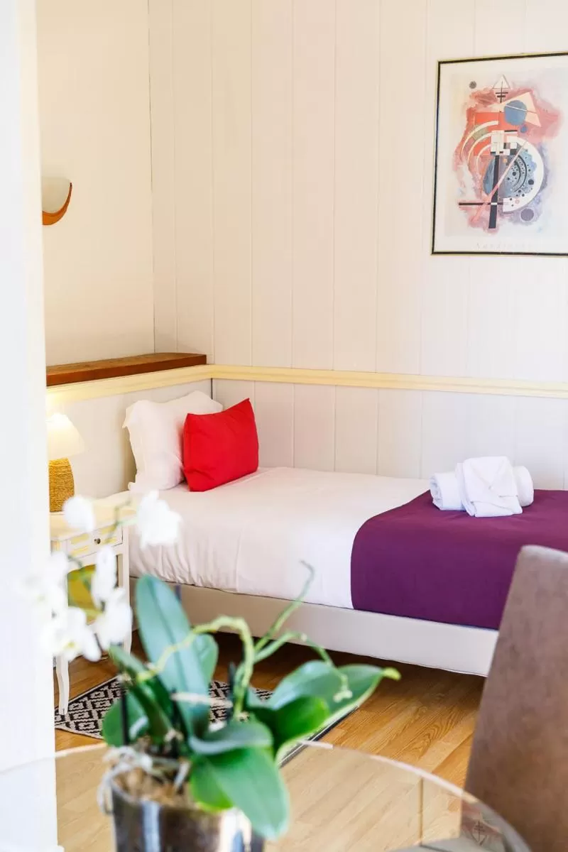 Bed in Hôtel Les Liserons de Mougins