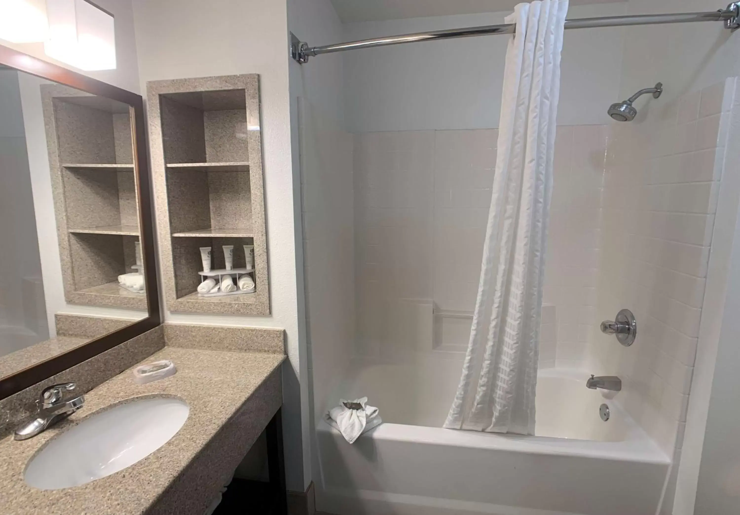 Bathroom in Country Inn & Suites by Radisson, Fort Worth West l-30 NAS JRB