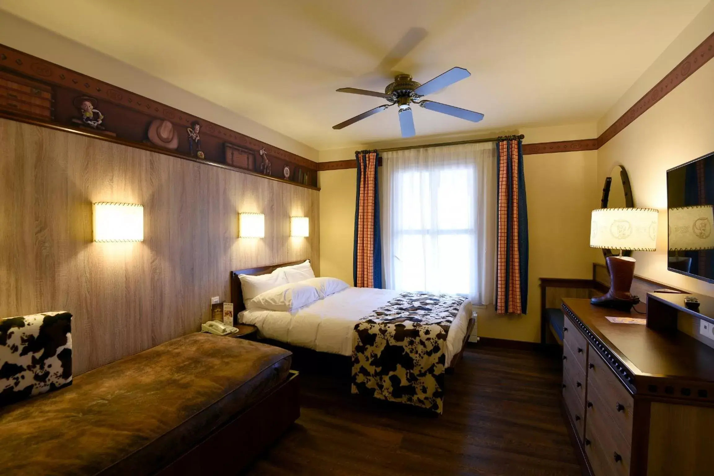 Photo of the whole room, Bed in Disney Hotel Cheyenne