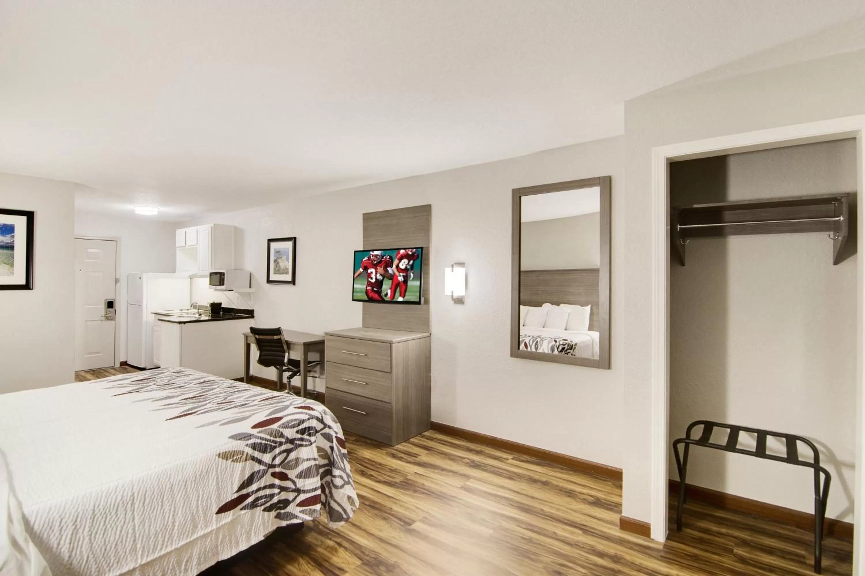 Photo of the whole room, Bed in Red Roof Inn & Suites Pensacola-NAS Corry