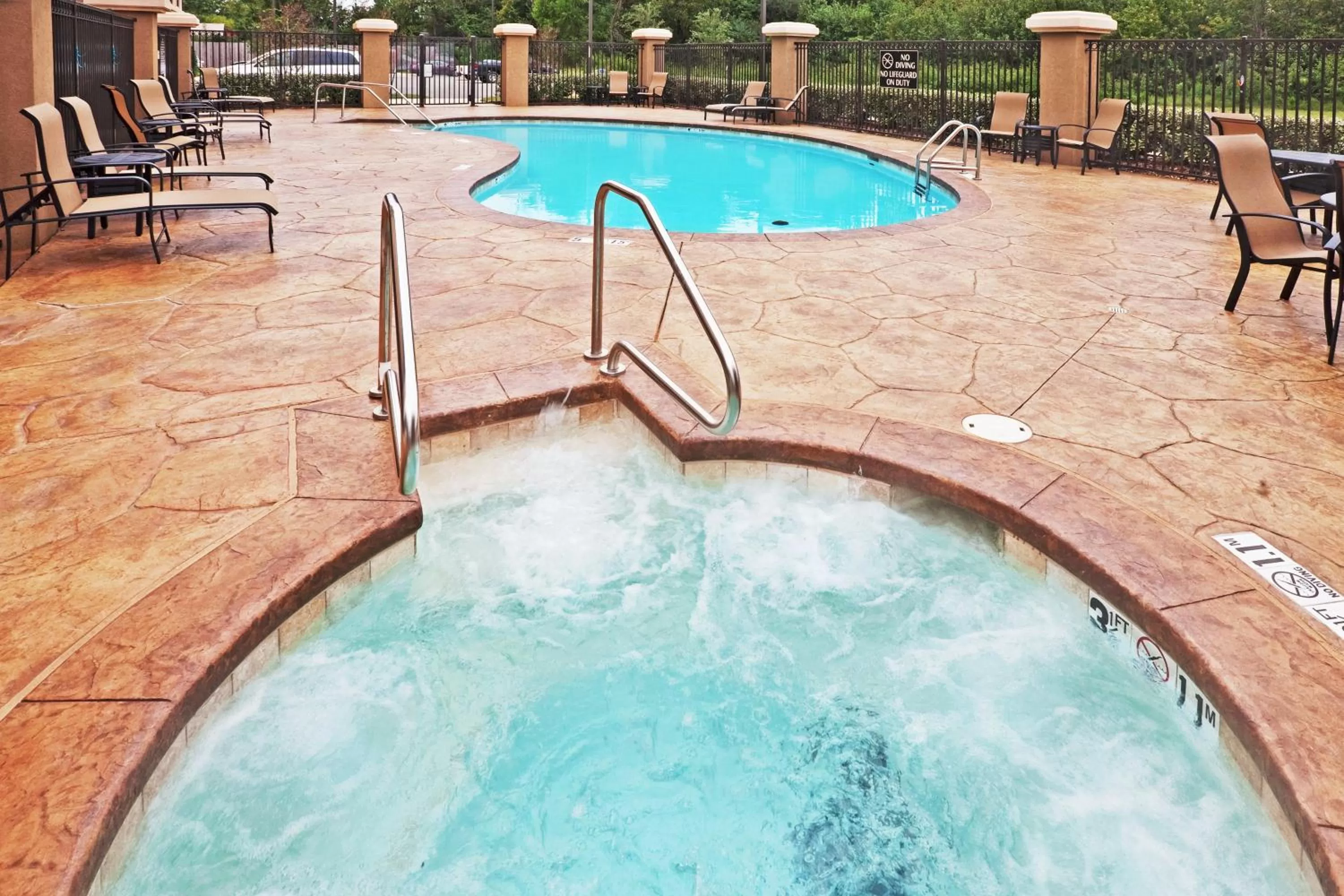 Swimming pool in Holiday Inn Express Hotel & Suites Durant by IHG