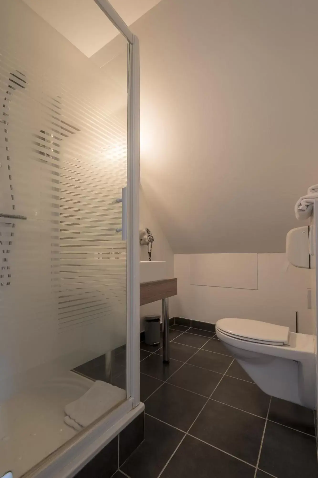 Property building, Bathroom in Logis Beaujoire Hôtel