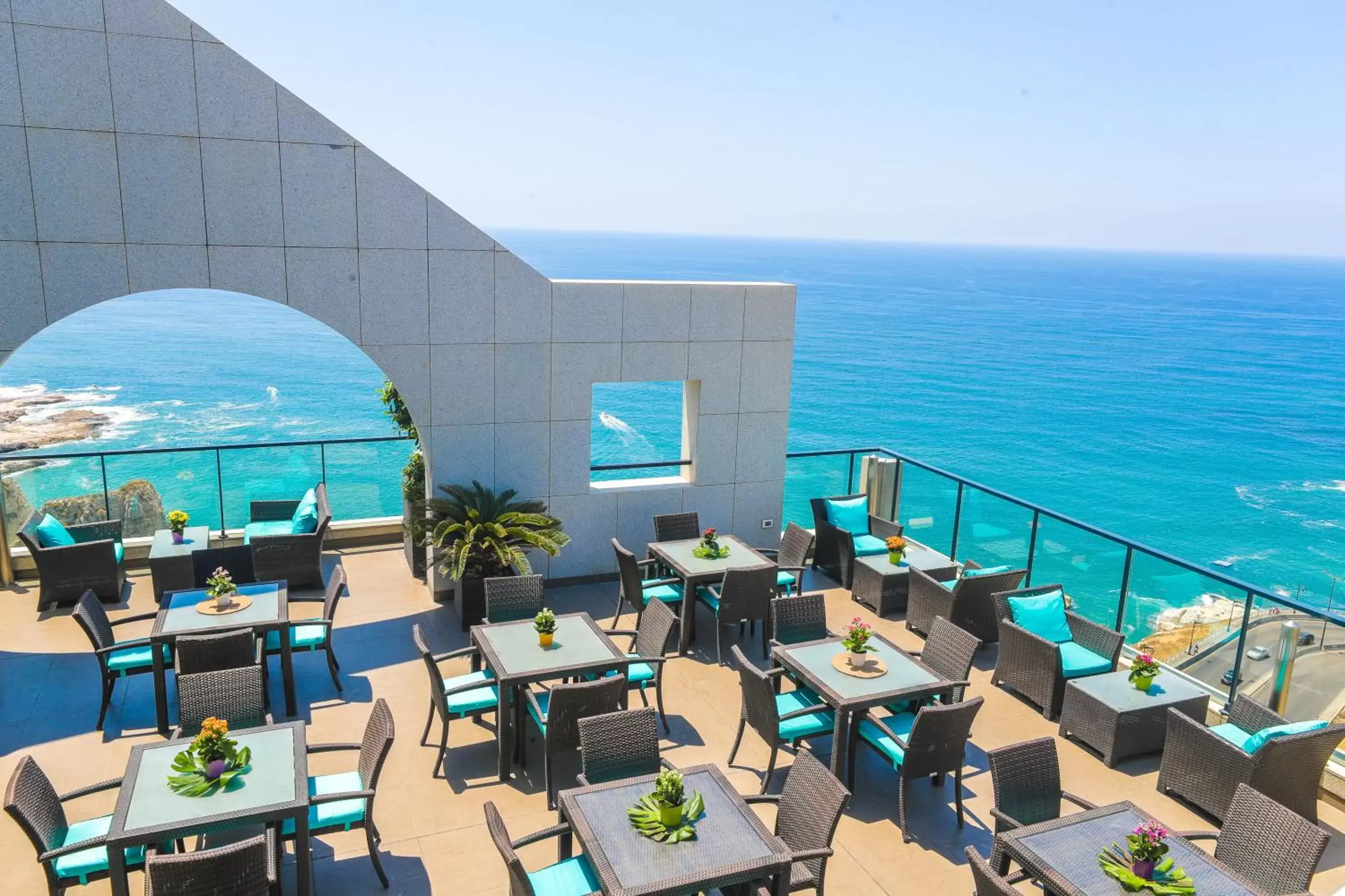 Balcony/Terrace, Restaurant/Places to Eat in Raouche Arjaan by Rotana