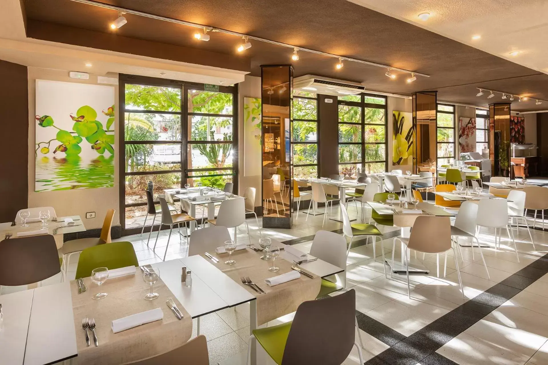 Restaurant/Places to Eat in Aguamar Apartamentos, Los Cristianos Downtown