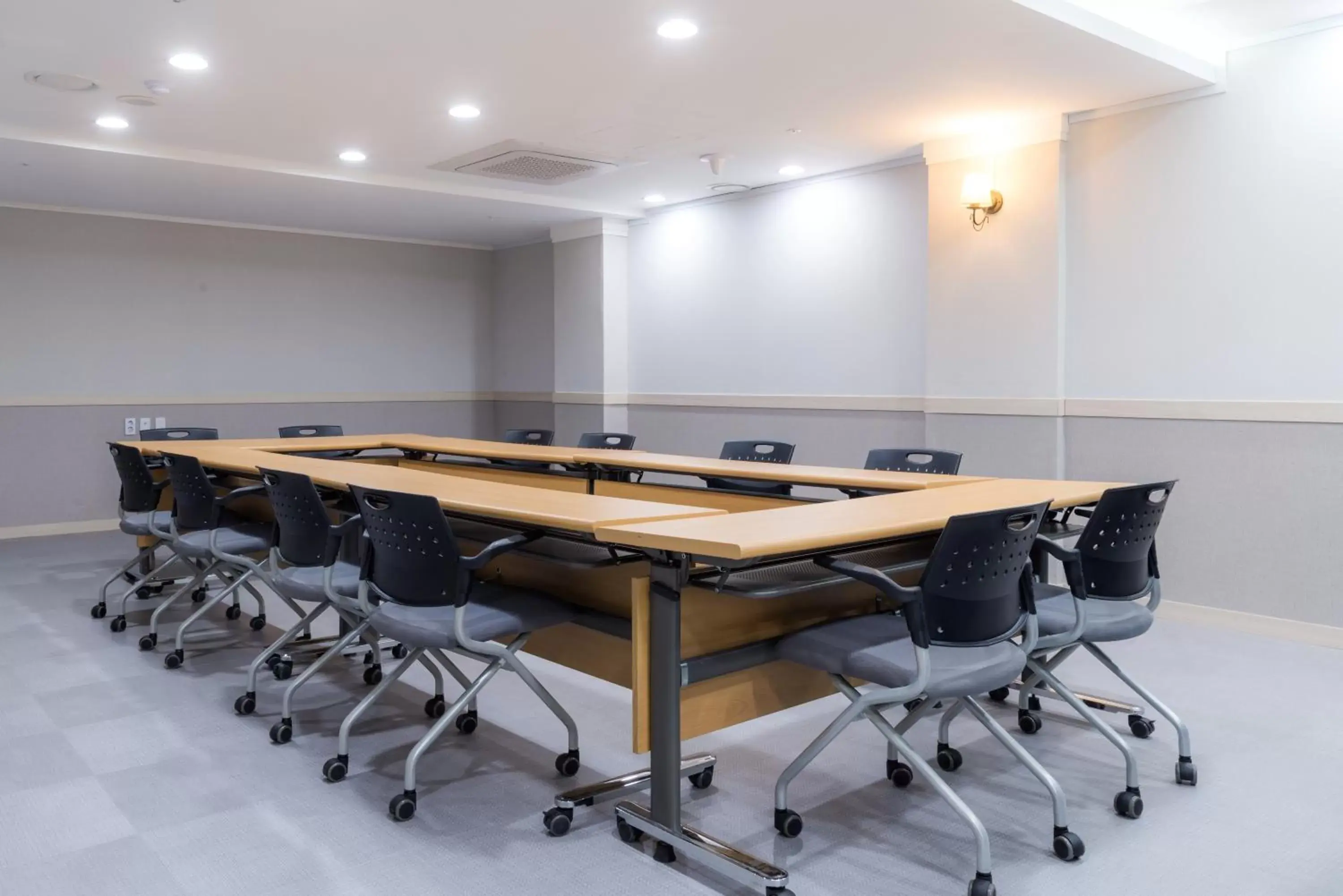 Meeting/conference room in Reborn Suwon Silkroad Hotel