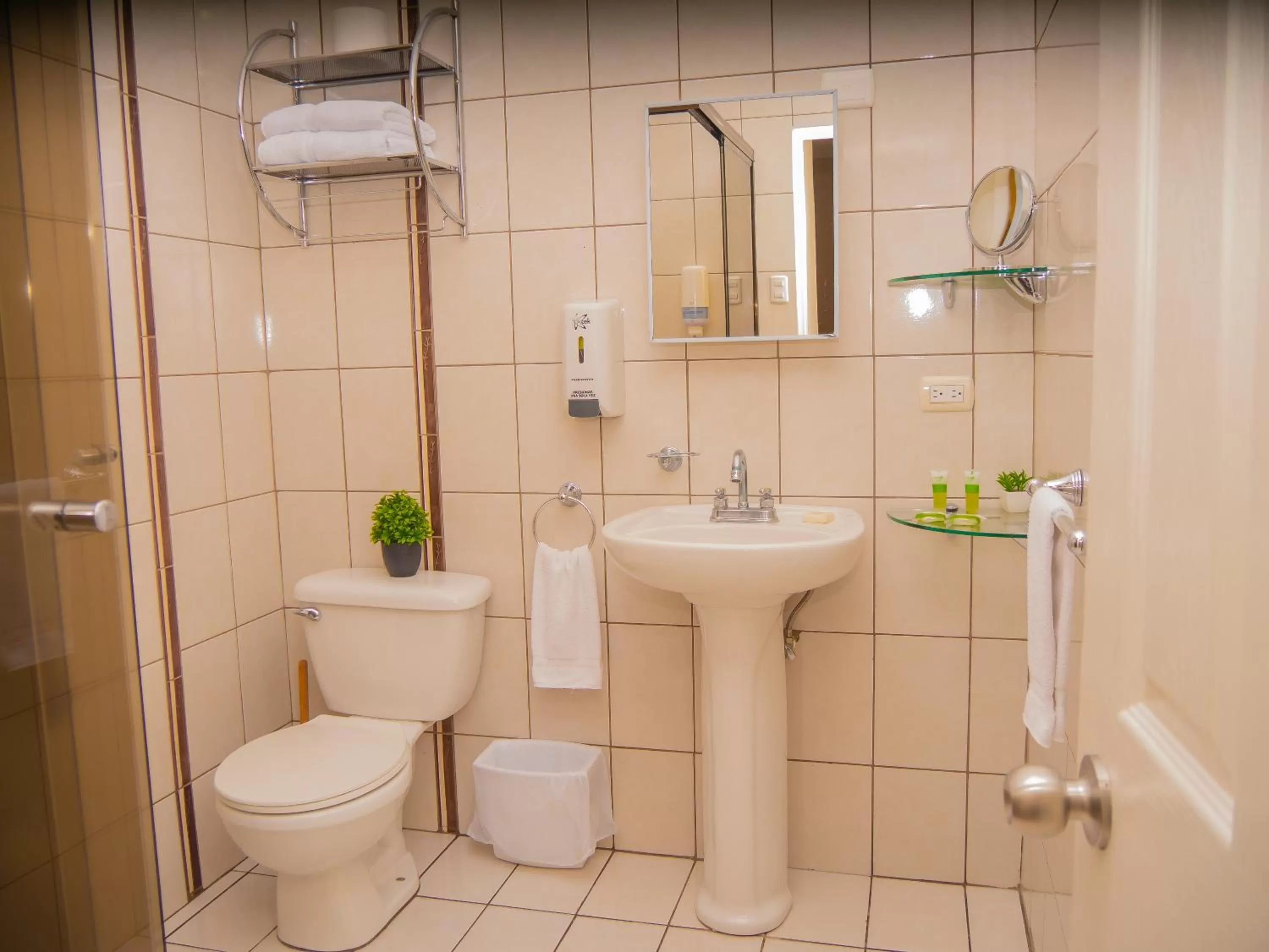 Shower in Hotel Bamboo Aeropuerto