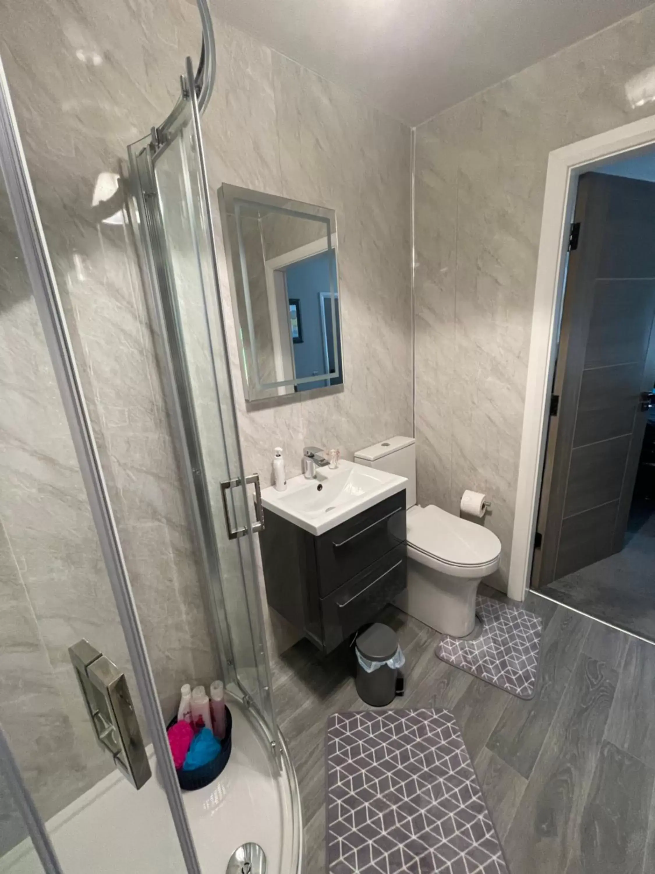 Shower, Bathroom in Spacious Double Room En-Suite