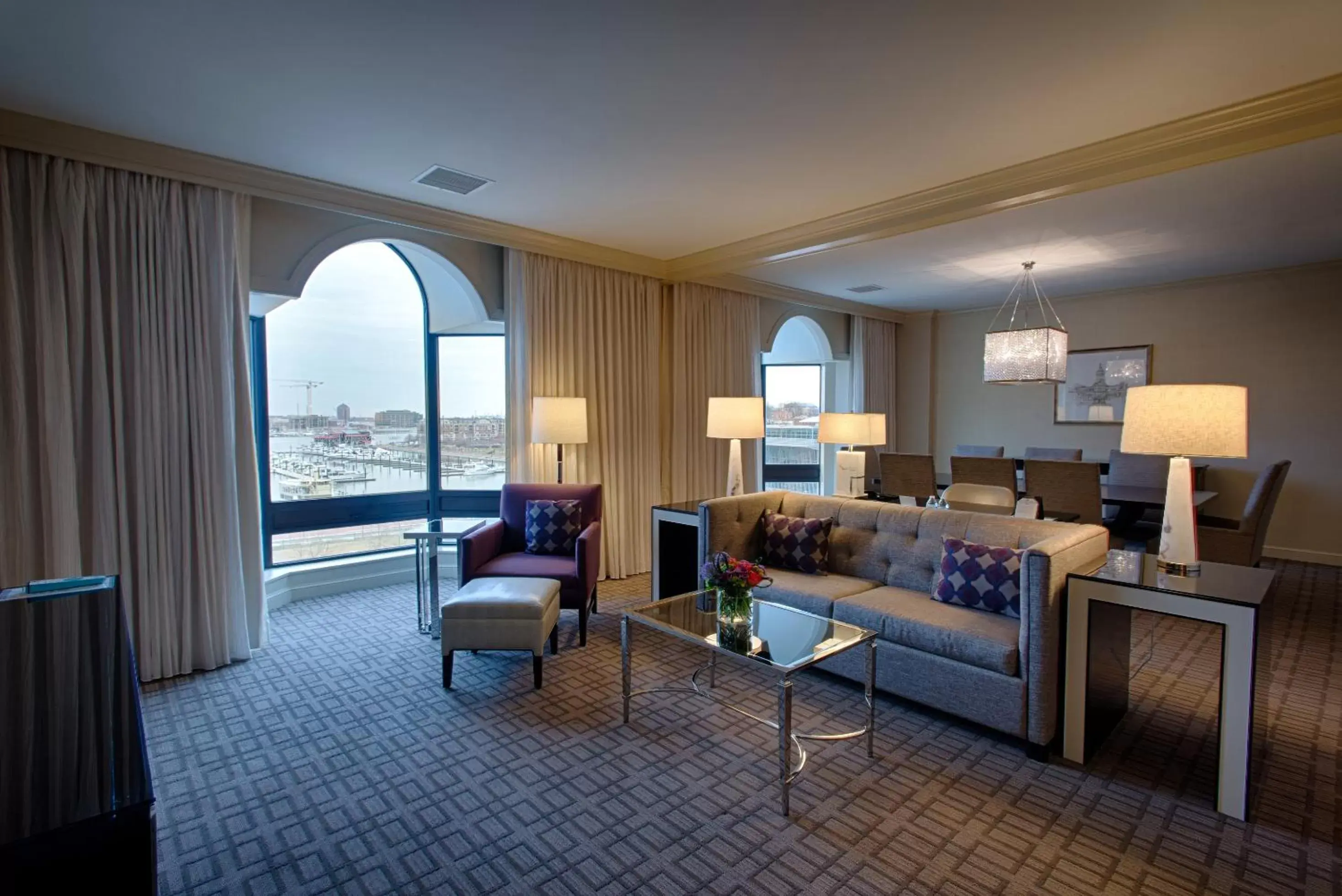 Living room, Seating Area in The Royal Sonesta Harbor Court Baltimore