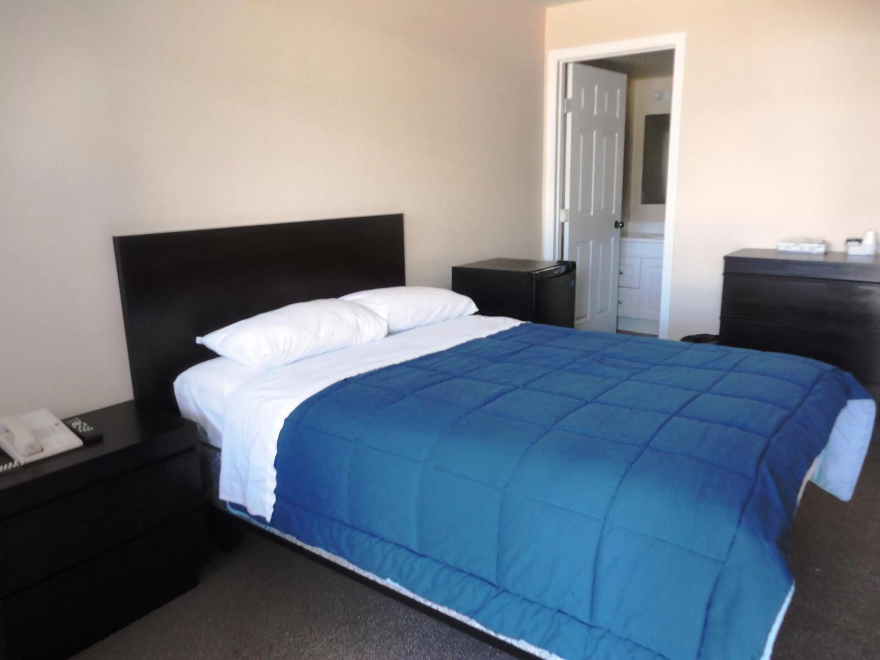 Bedroom, Bed in Stratford Motel