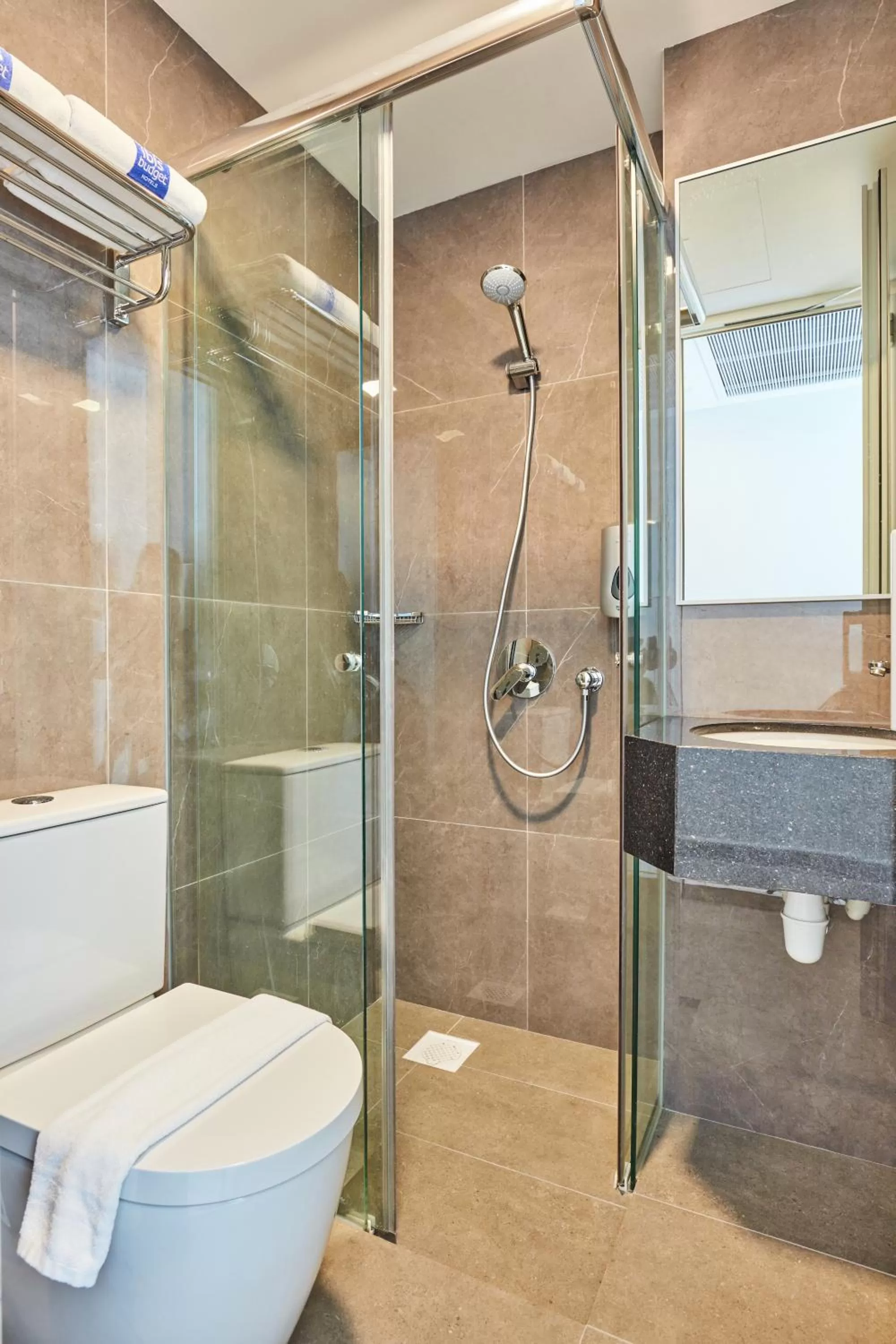 Bathroom in ibis budget Singapore Ametrine