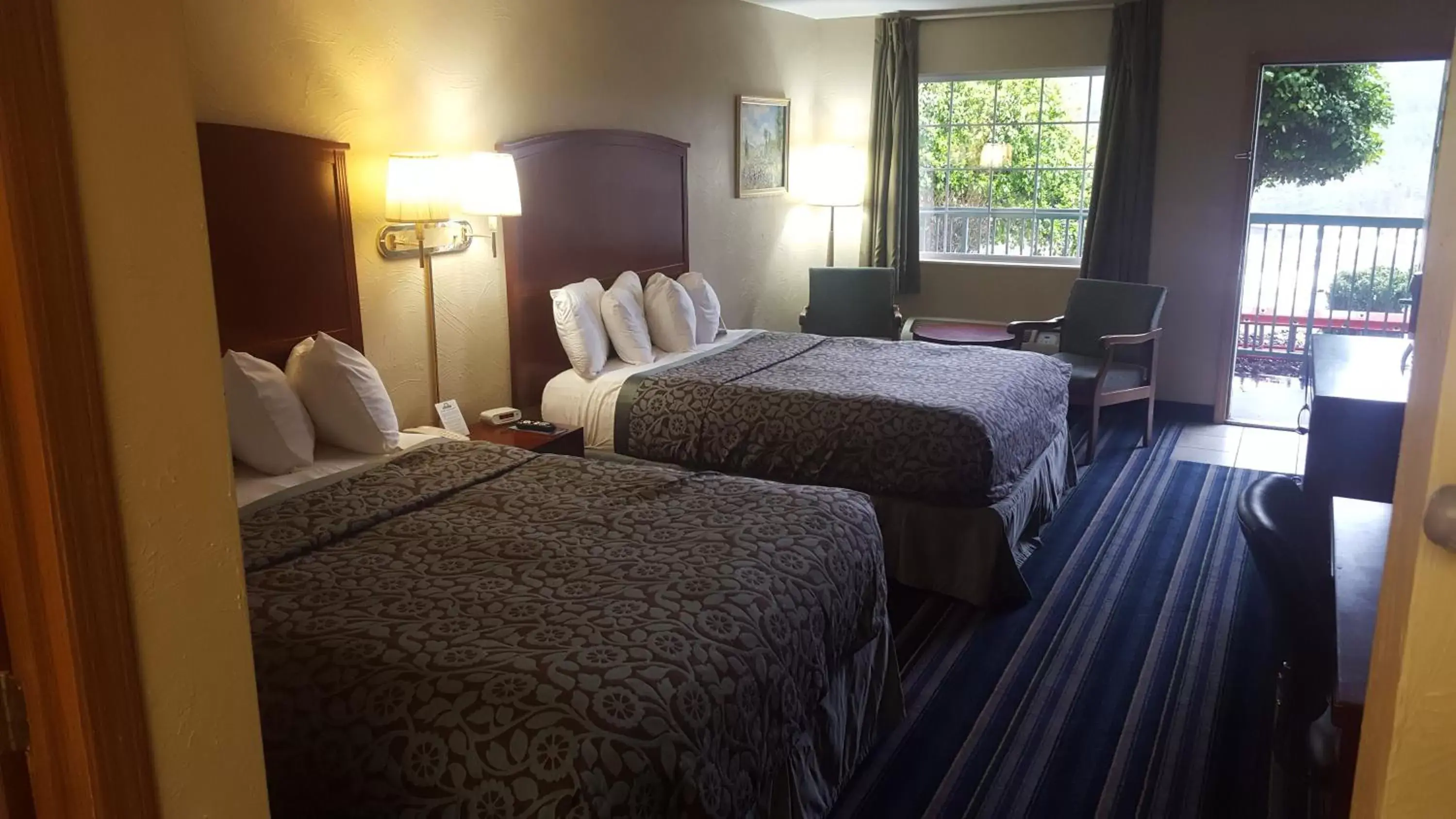 Photo of the whole room, Bed in Days Inn by Wyndham Branson/Near the Strip