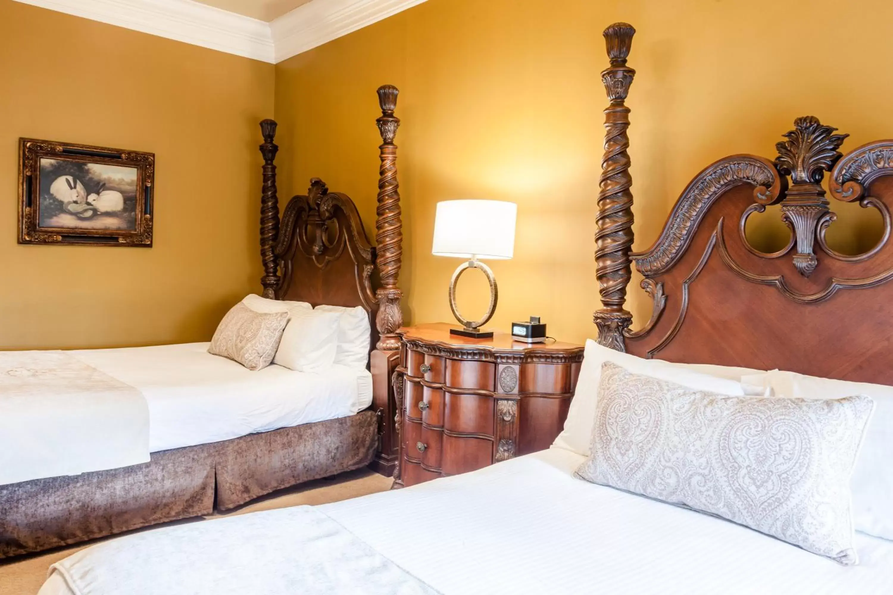 Bed in The Inn at Leola Village, a Historic Hotel of America