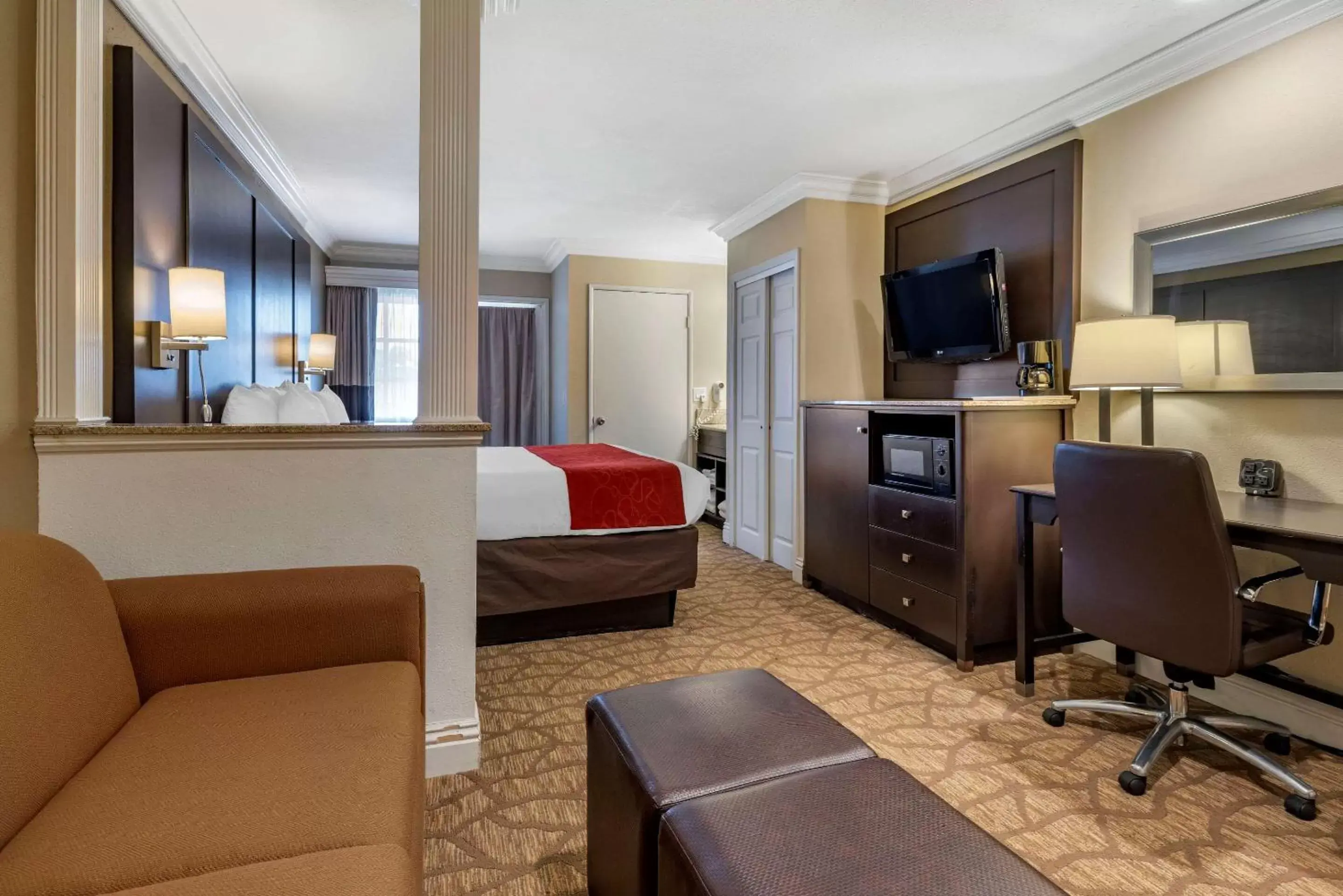 Photo of the whole room, Seating Area in Comfort Suites San Clemente Beach