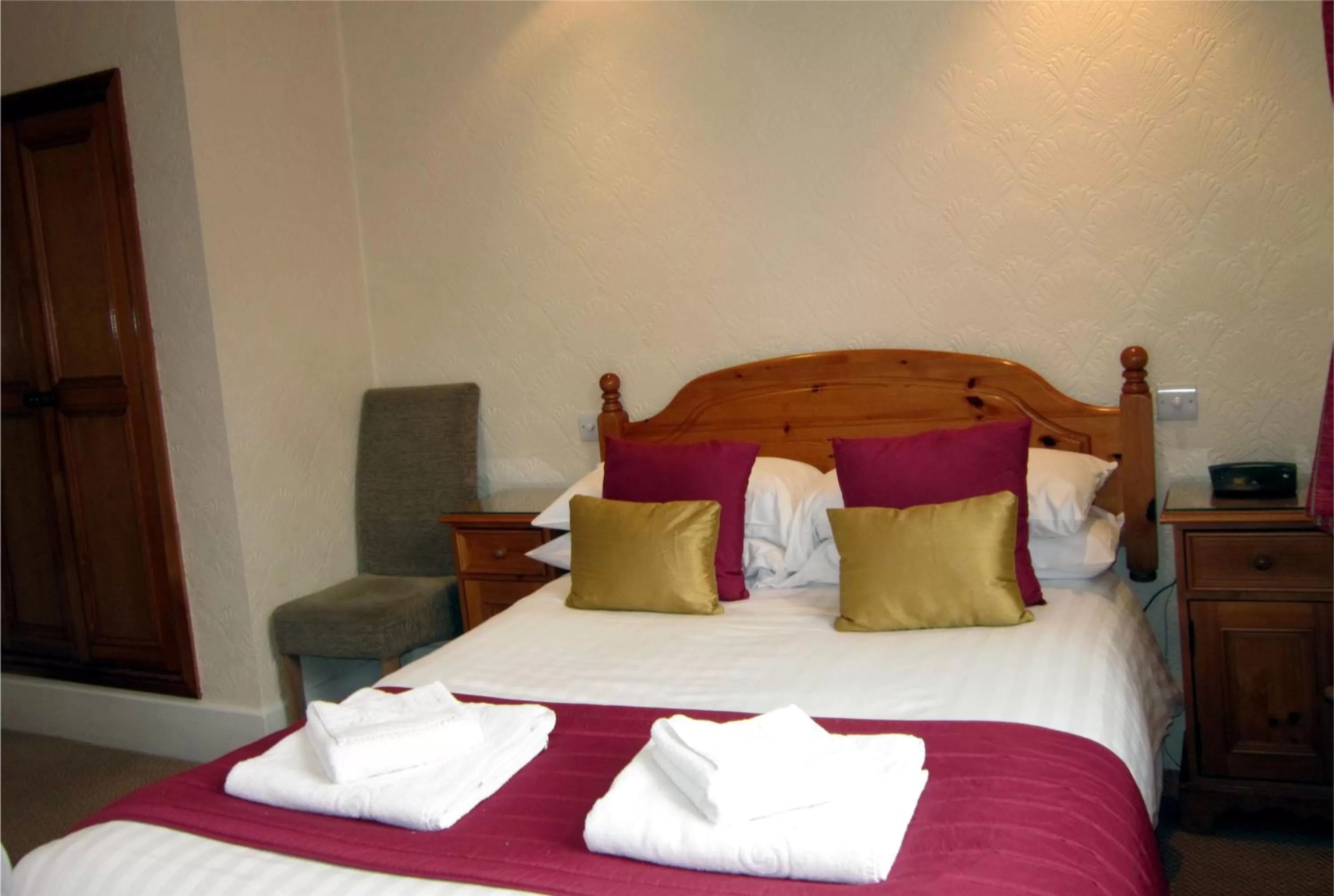 Bedroom, Bed in The Old White Lion Hotel