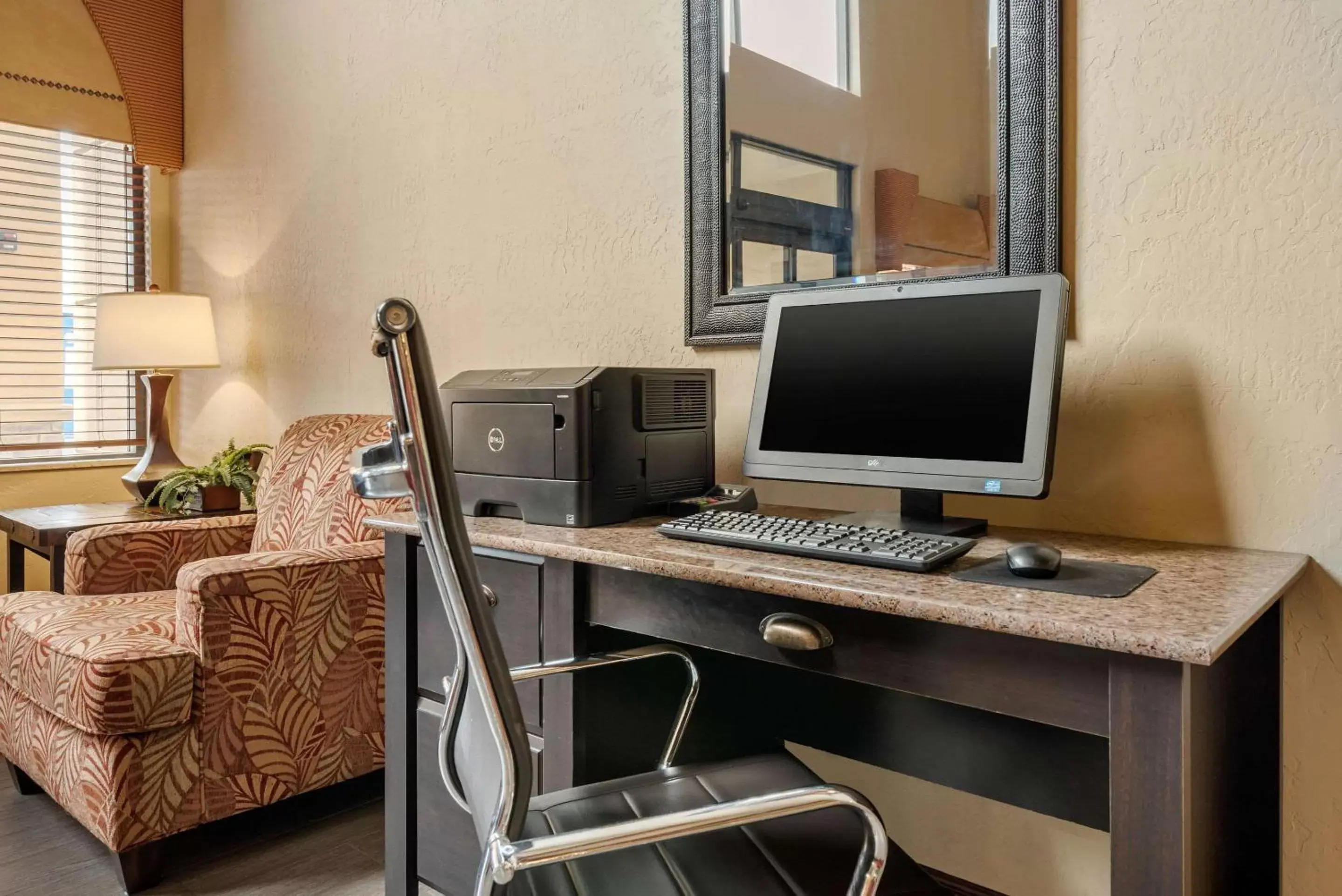 Business facilities in Comfort Suites near Route 66