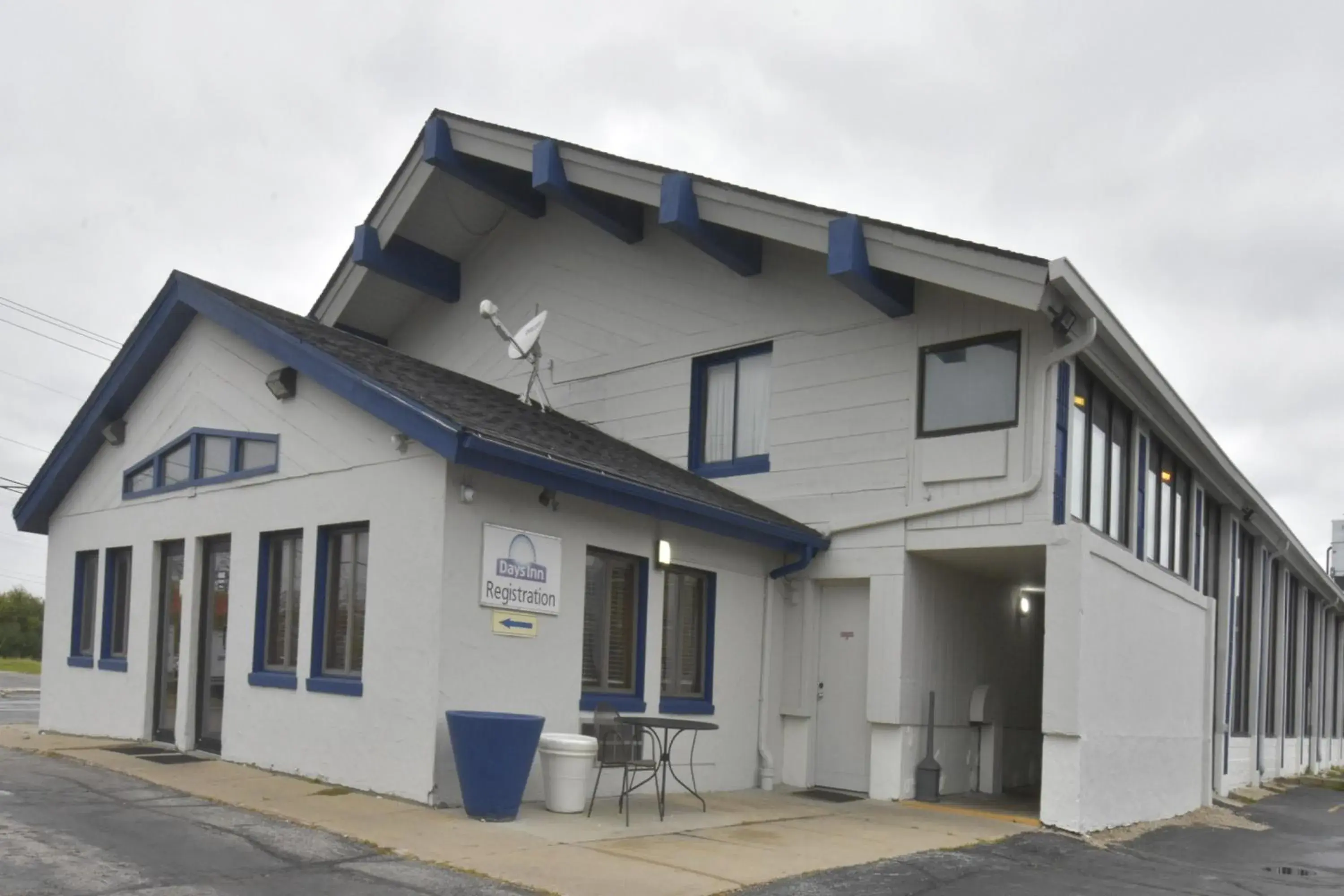 Property building in Days Inn by Wyndham West Allis/Milwaukee Property building in Days Inn by Wyndham West Allis/Milwaukee