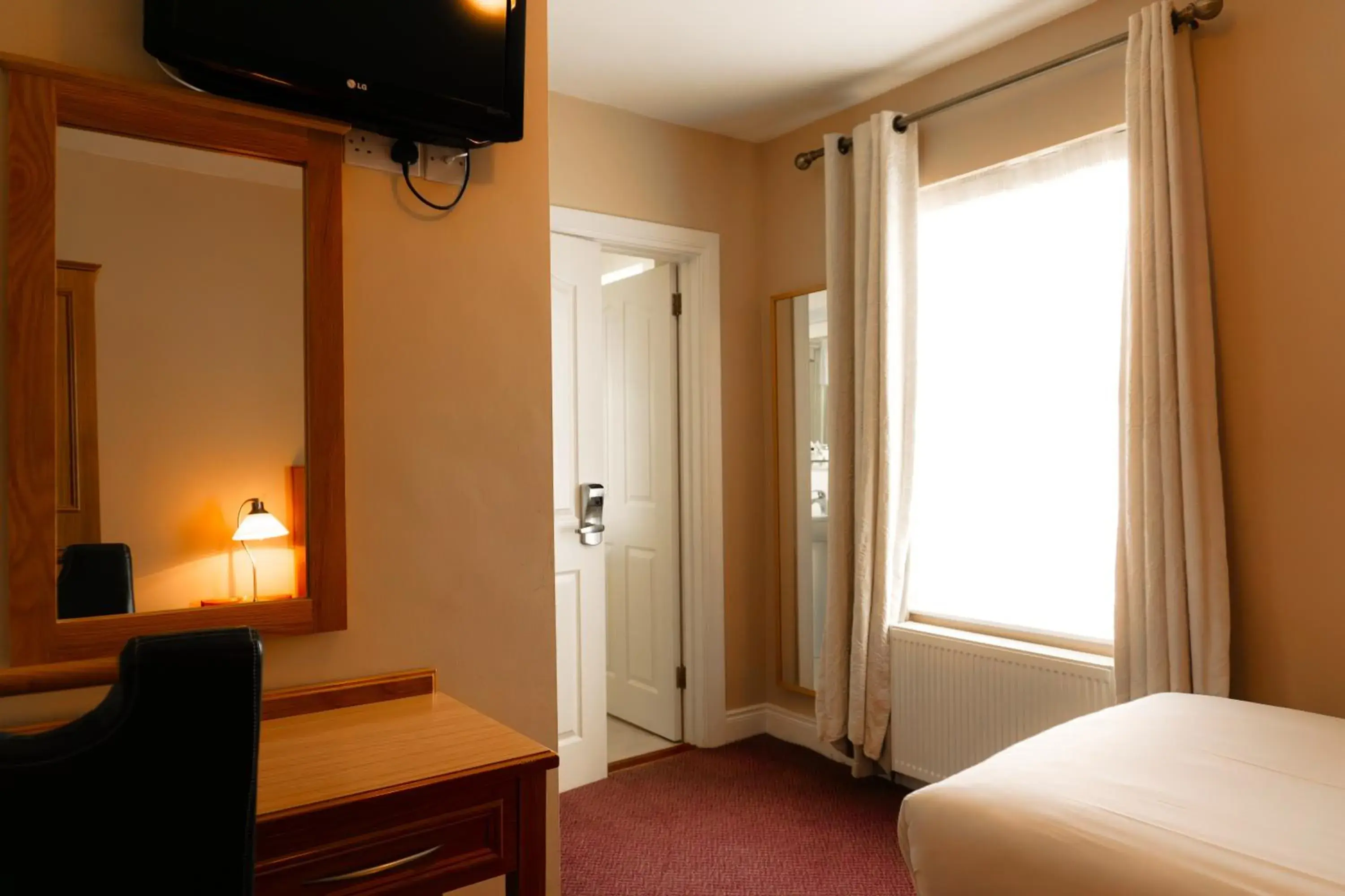 Bedroom, TV/Entertainment Center in Phoenix Park Hotel