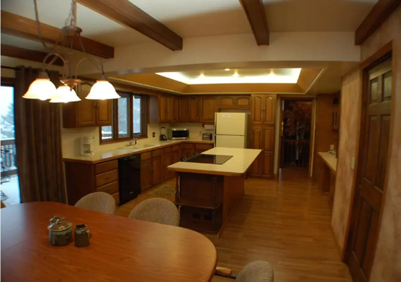 Kitchen/Kitchenette in Wildwood Inn