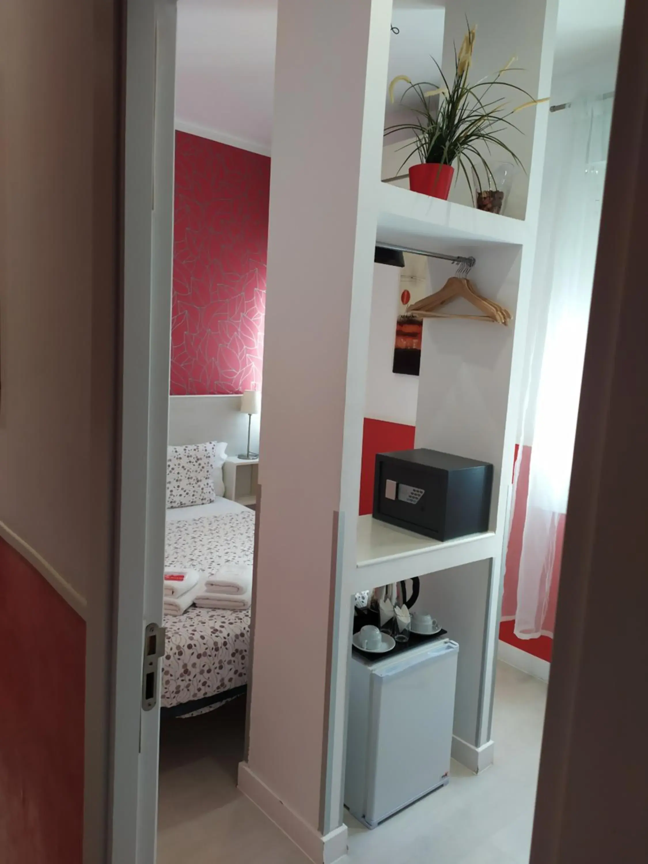 Small Double Room in Hostal Inn Madrid