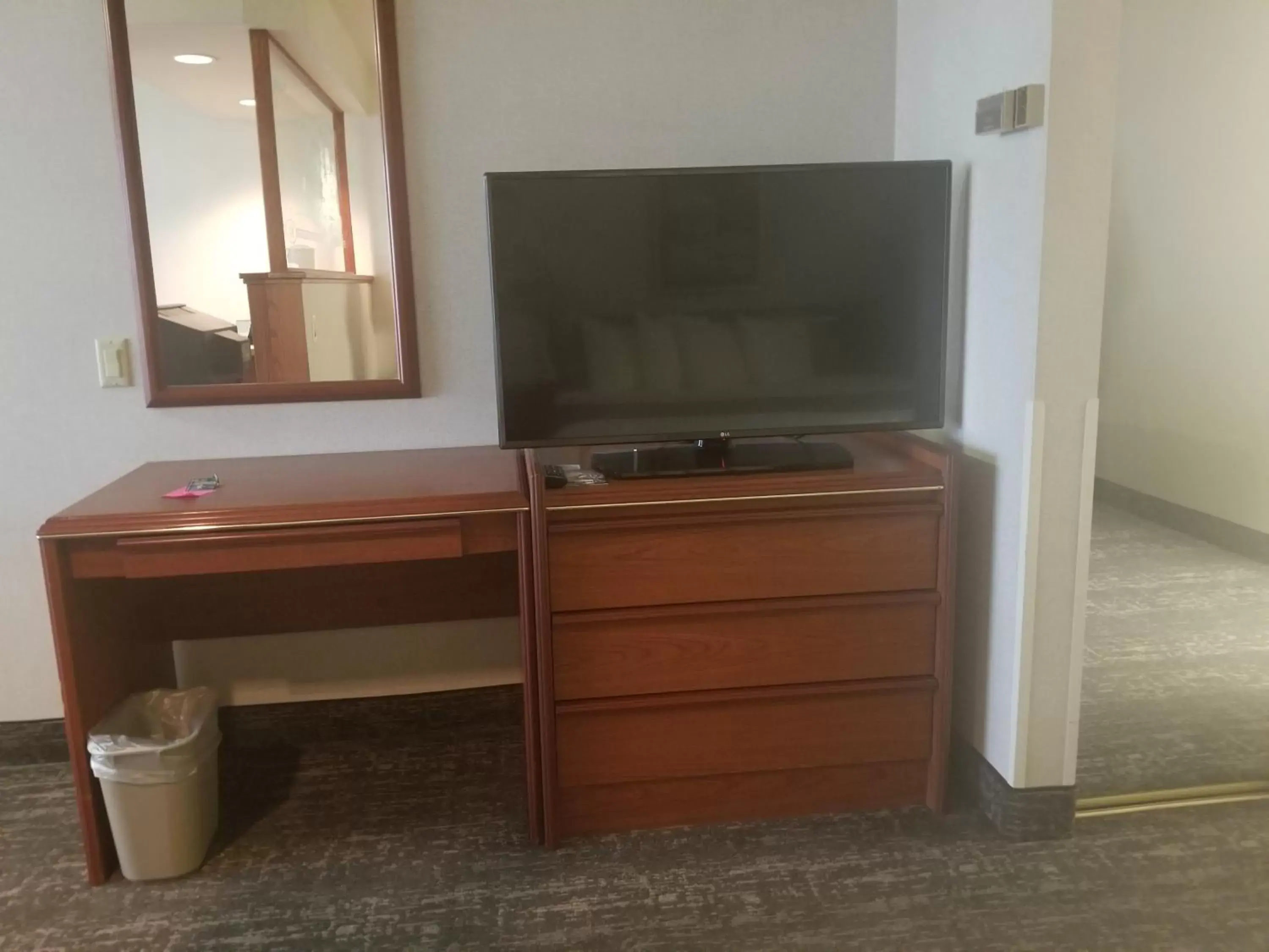 TV and multimedia, TV/Entertainment Center in Shilo Inn Suites Salem