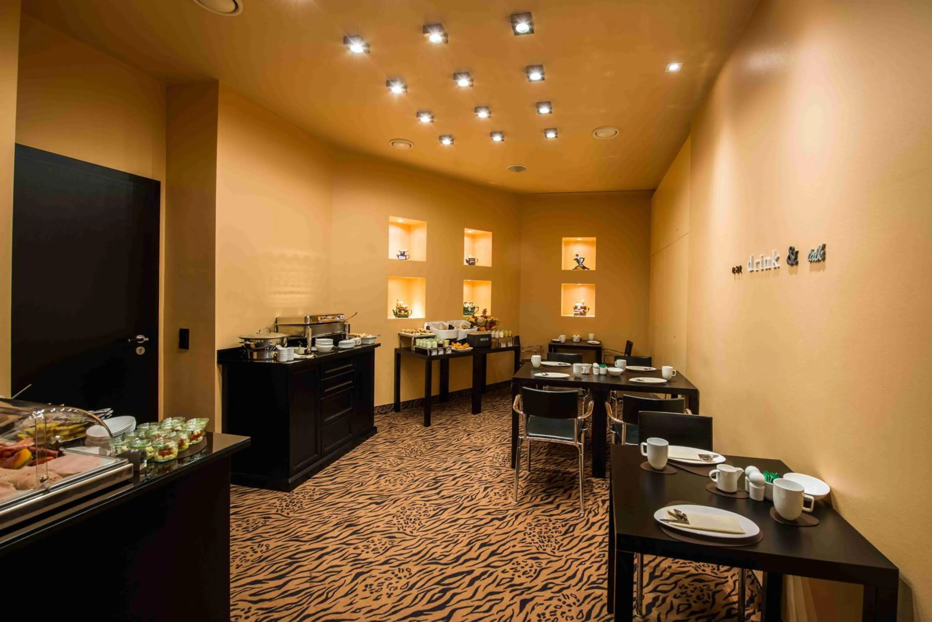 Restaurant/places to eat in Hotel Concorde