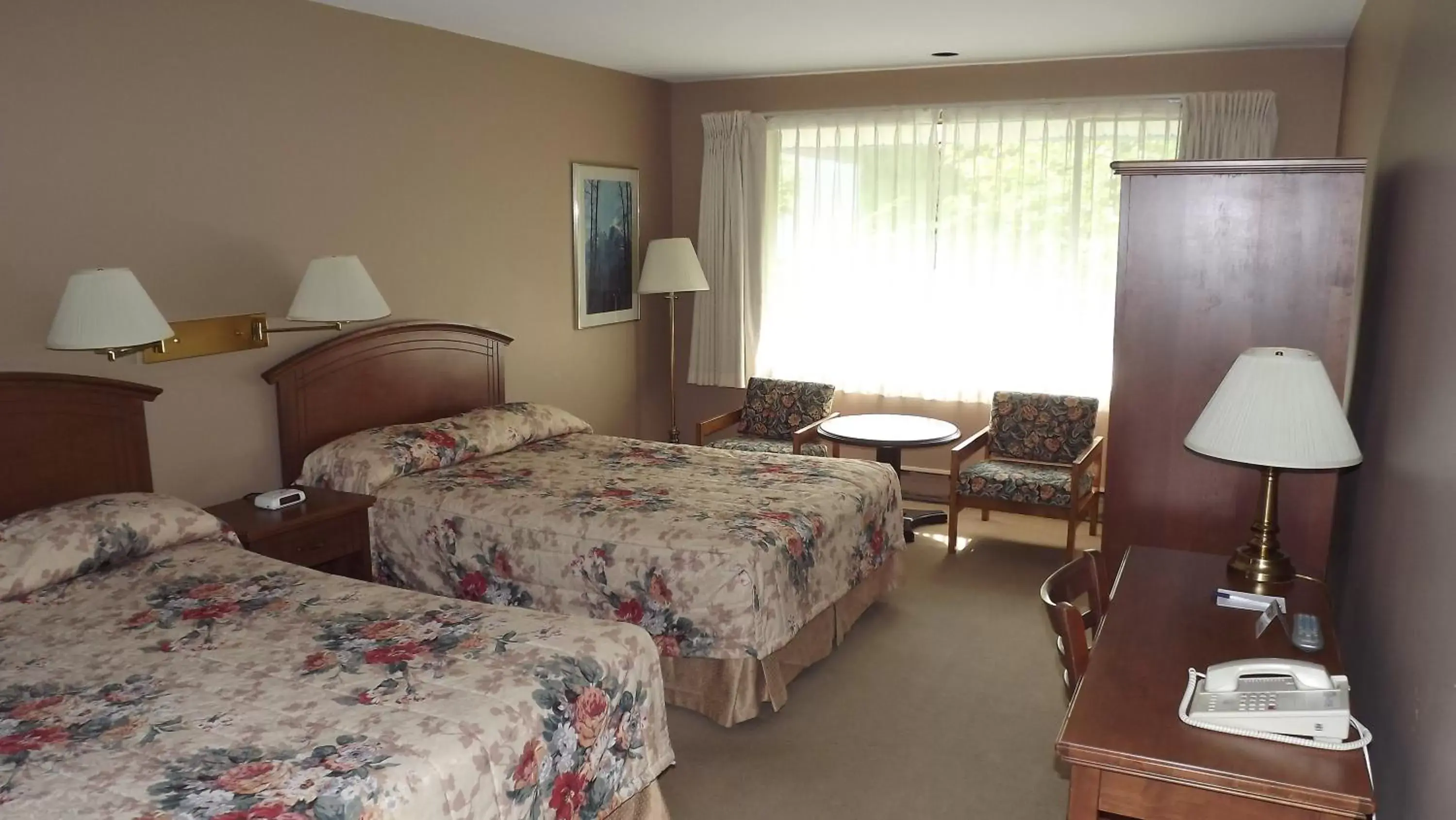 Photo of the whole room, Bed in The Pacific Inn