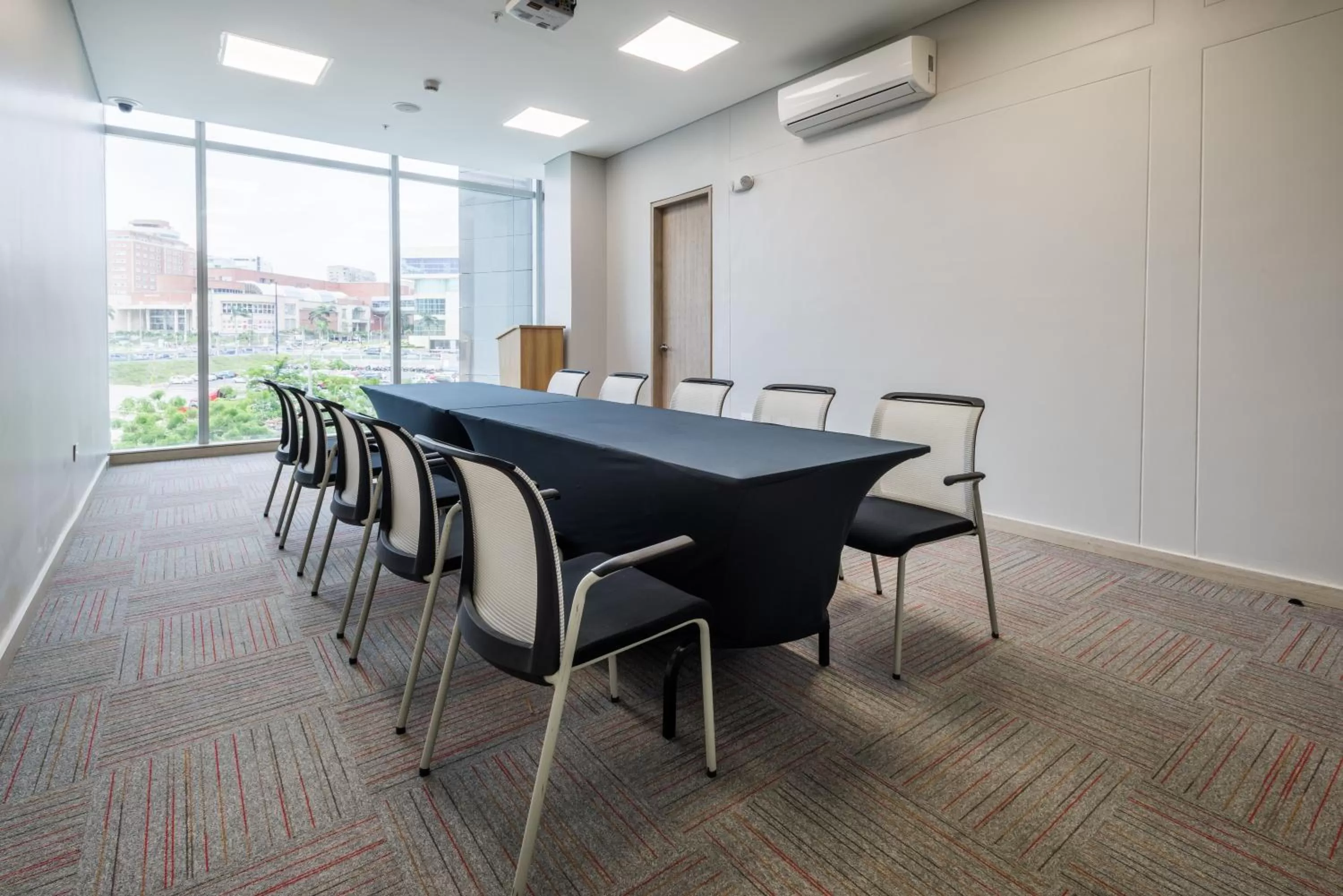Meeting/conference room in Crowne Plaza Barranquilla by IHG