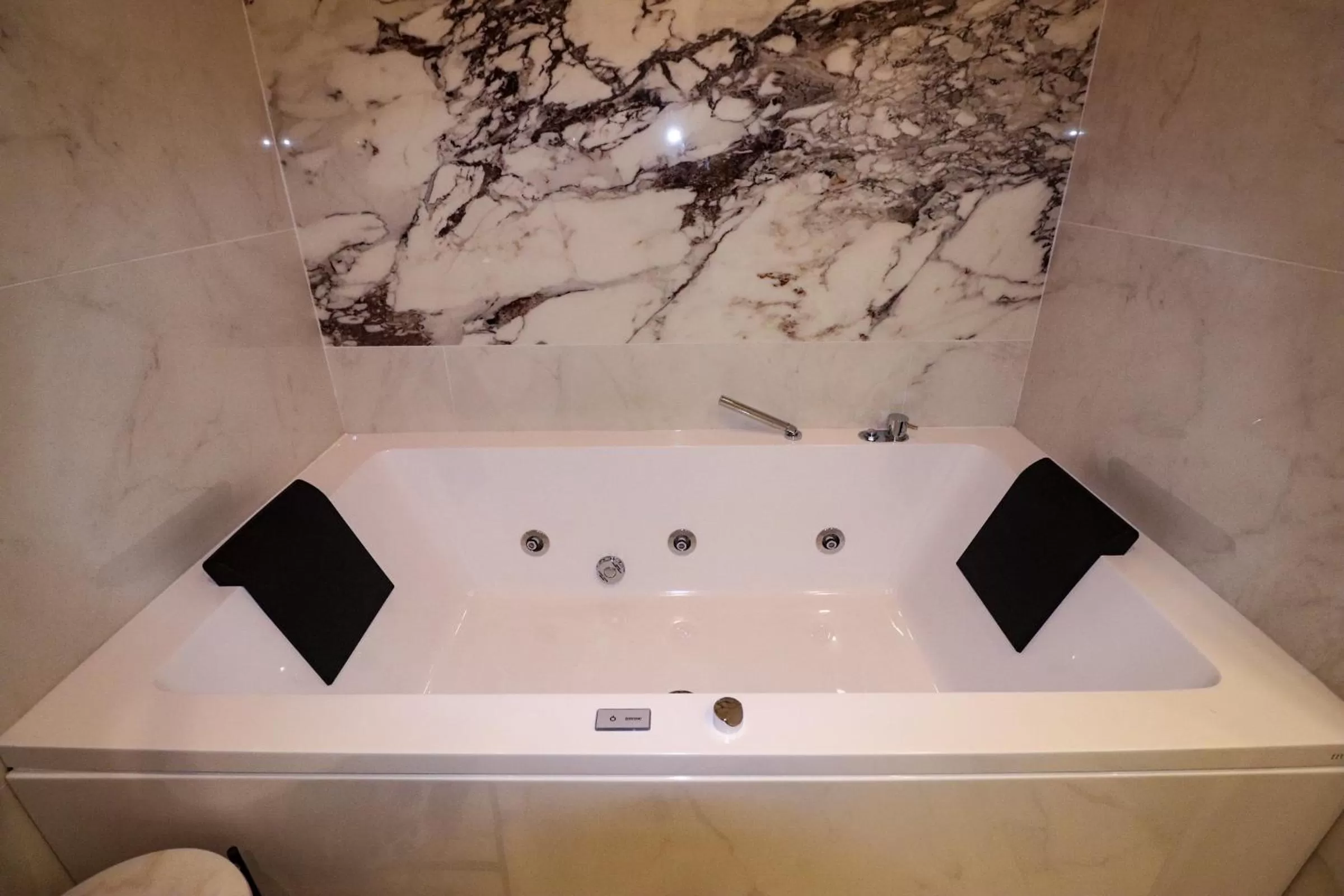 Hot Tub in Aron Only Suites Bed and Breakfast